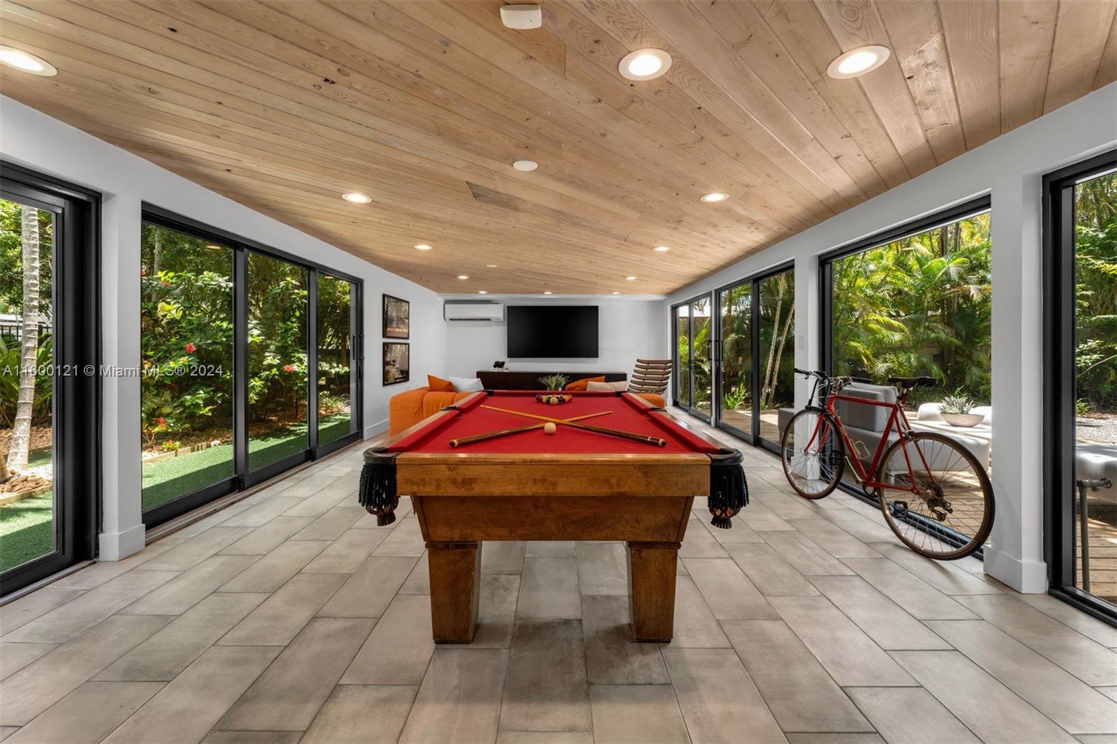 PINECREST MANOR 1ST ADDN - Residential