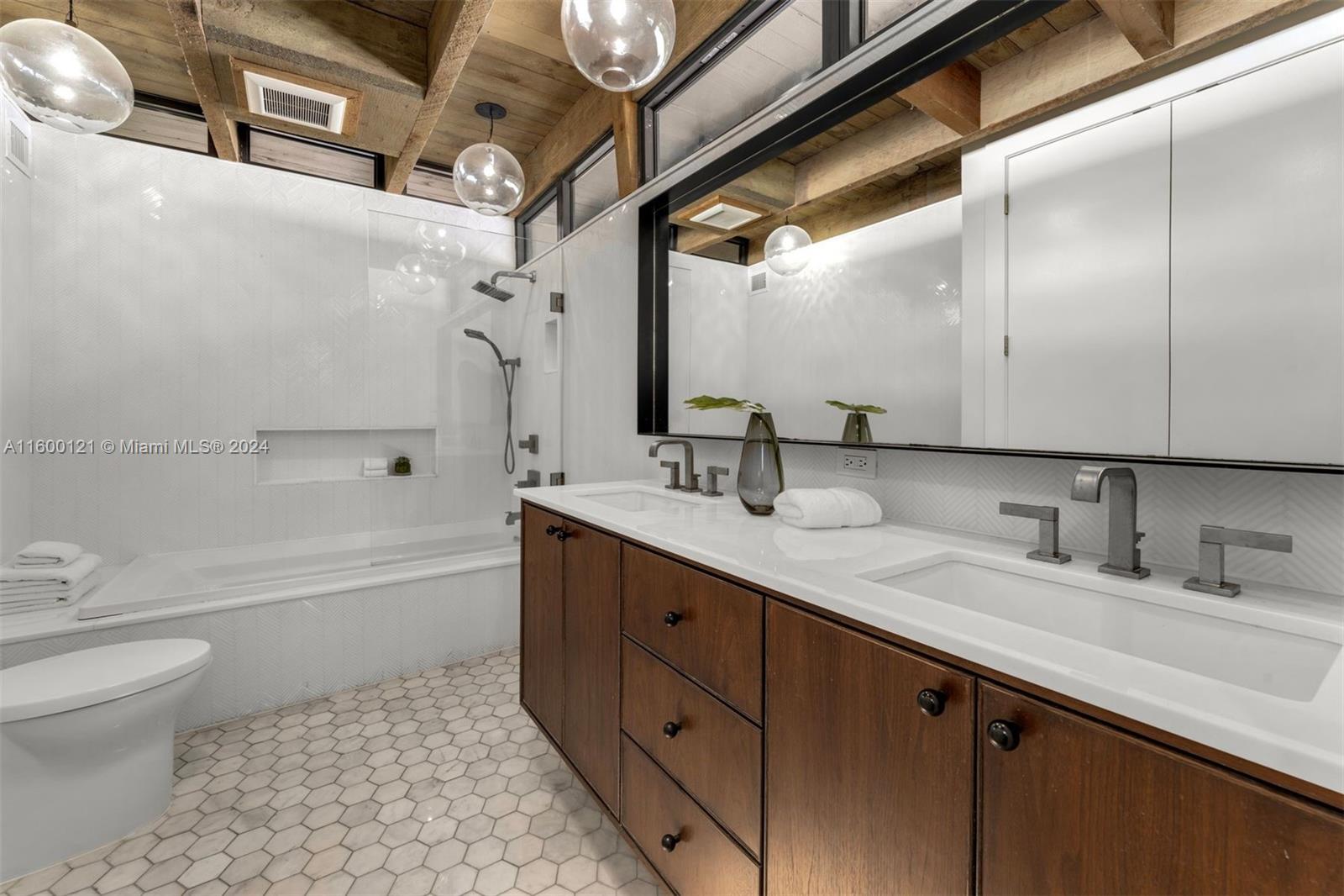 PINECREST MANOR 1ST ADDN - Residential