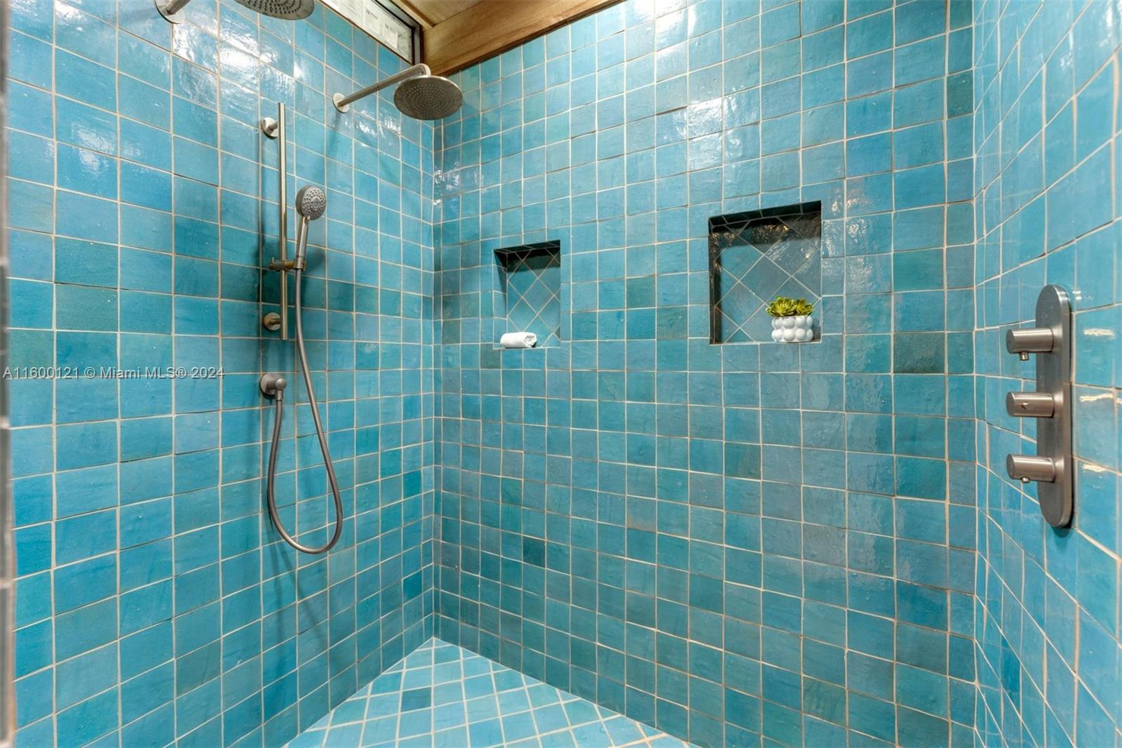 PINECREST MANOR 1ST ADDN - Residential