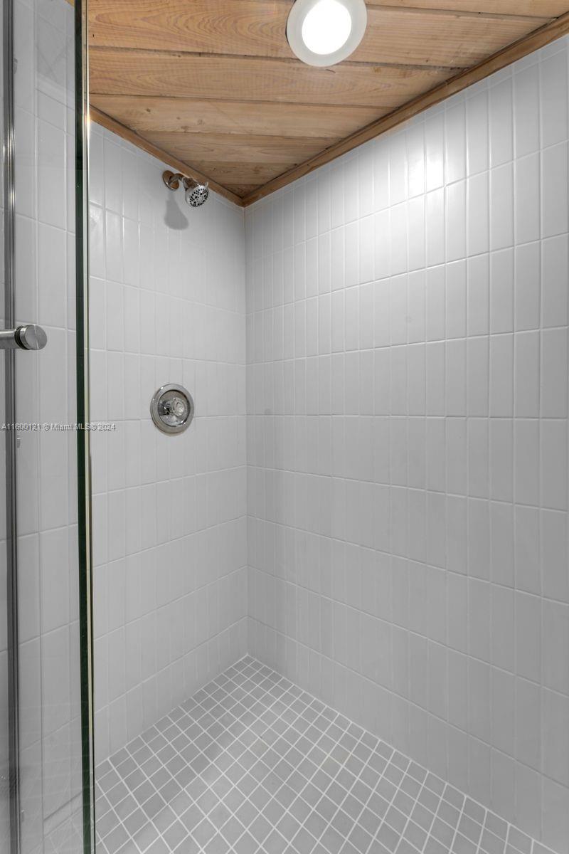 PINECREST MANOR 1ST ADDN - Residential