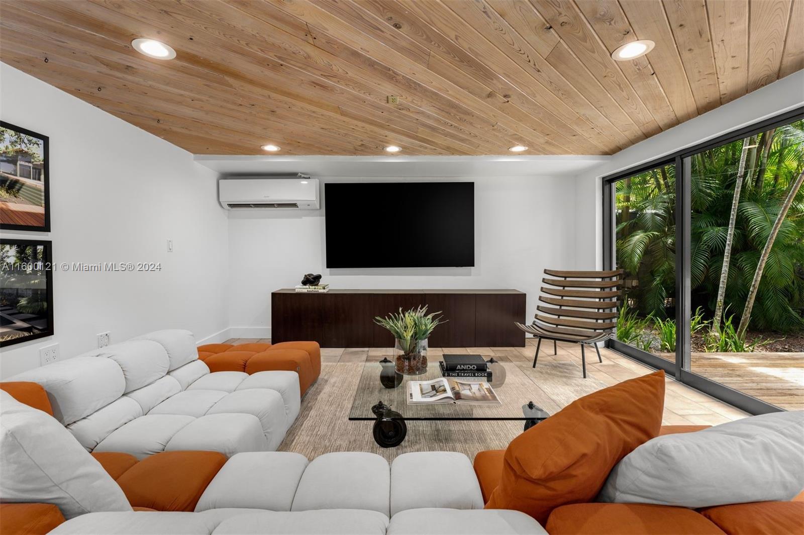 PINECREST MANOR 1ST ADDN - Residential