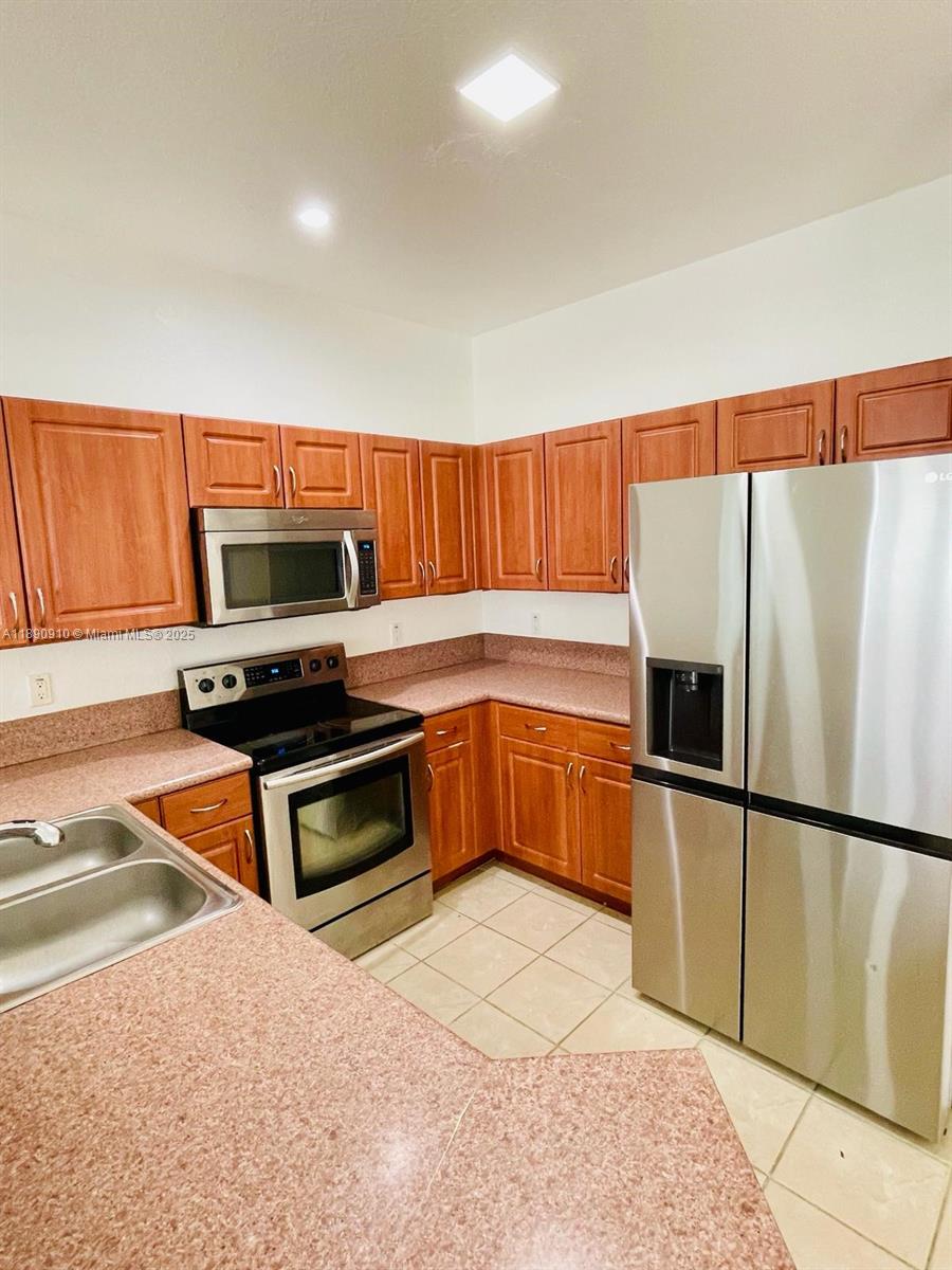 VILLAS AT OAK HAMMOCK - Residential Lease
