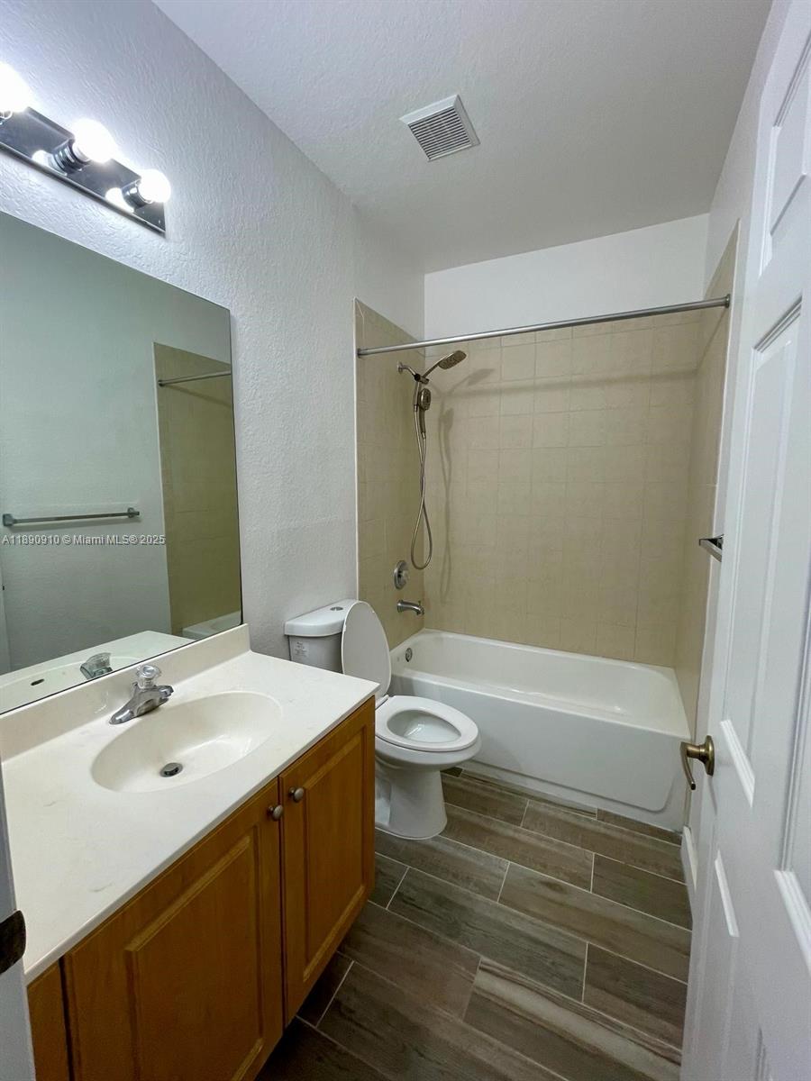 VILLAS AT OAK HAMMOCK - Residential Lease
