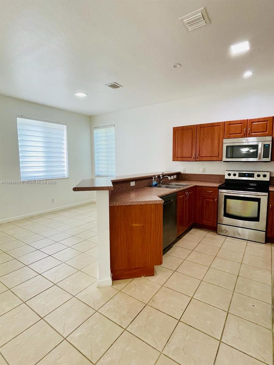 VILLAS AT OAK HAMMOCK - Residential Lease