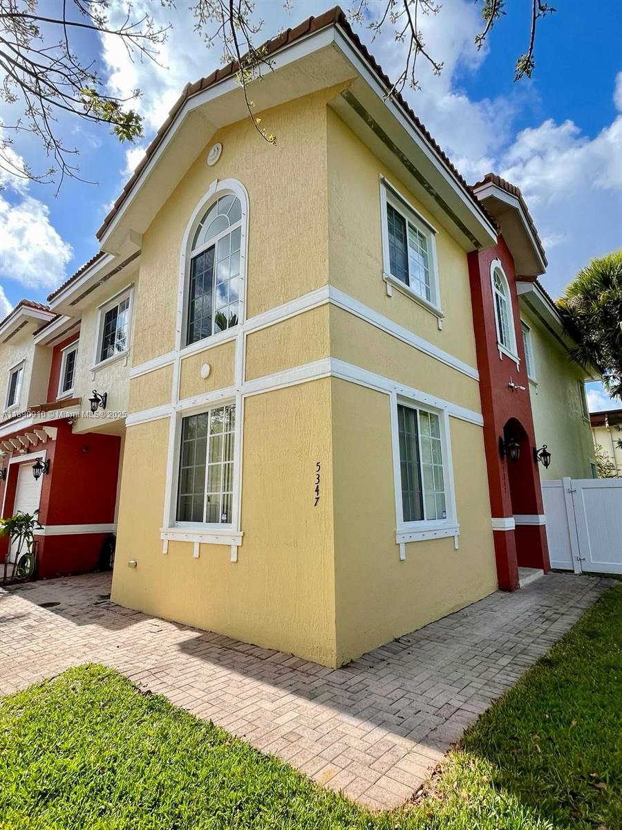 VILLAS AT OAK HAMMOCK - Residential Lease