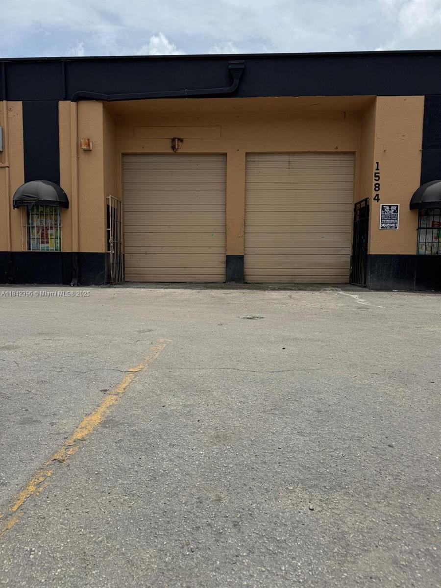 Hialeah warehouse Space for Lease! Total space is 2400 SQFT. $3,995 per month NO MECHANIC, NO BODY SHOP, NO STONE CUTTING Warehouse for Rent
1584 W 39th Pl, Hialeah, Florida
Spacious 2,400 SF warehouse featuring:
• High ceilings
• Double doors for easy access
• Ready for immediate occupancy