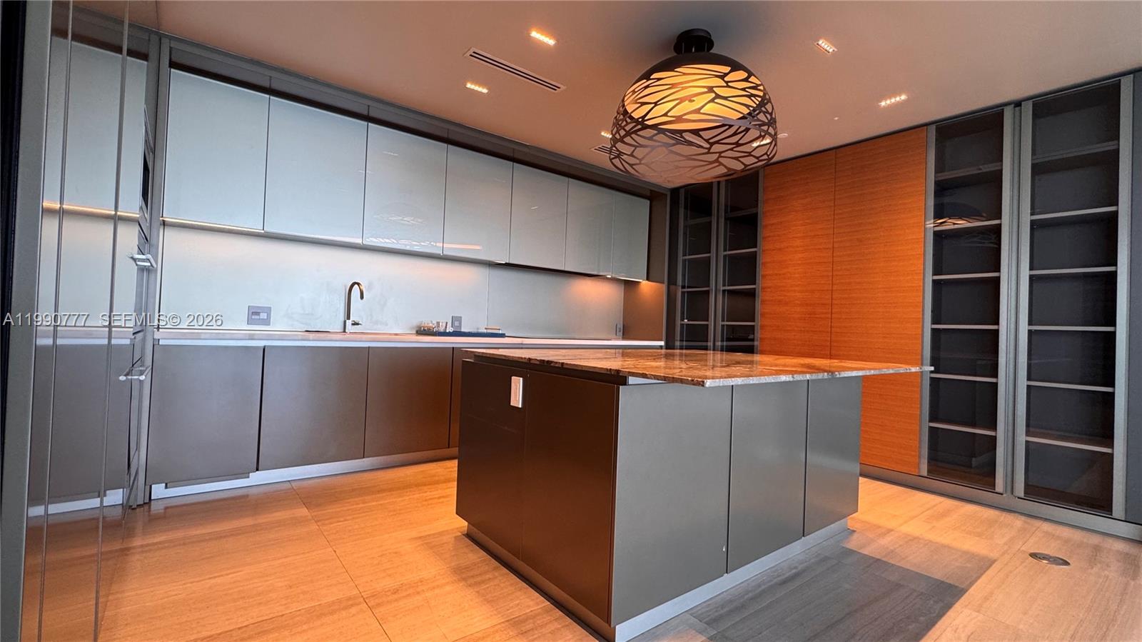 18975 Collins Ave 2500