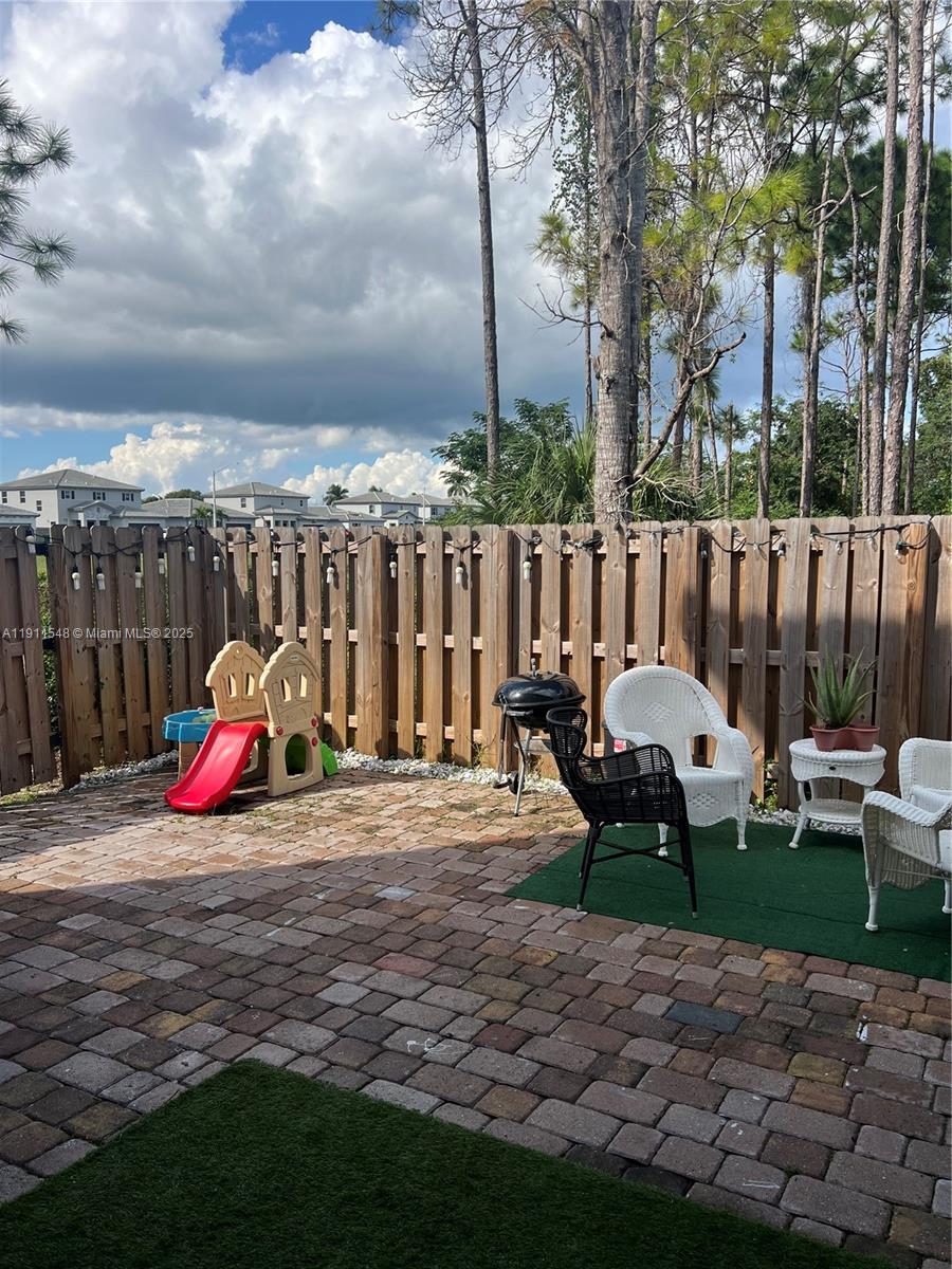 STEIN ASSEMBLAGE - Residential Lease