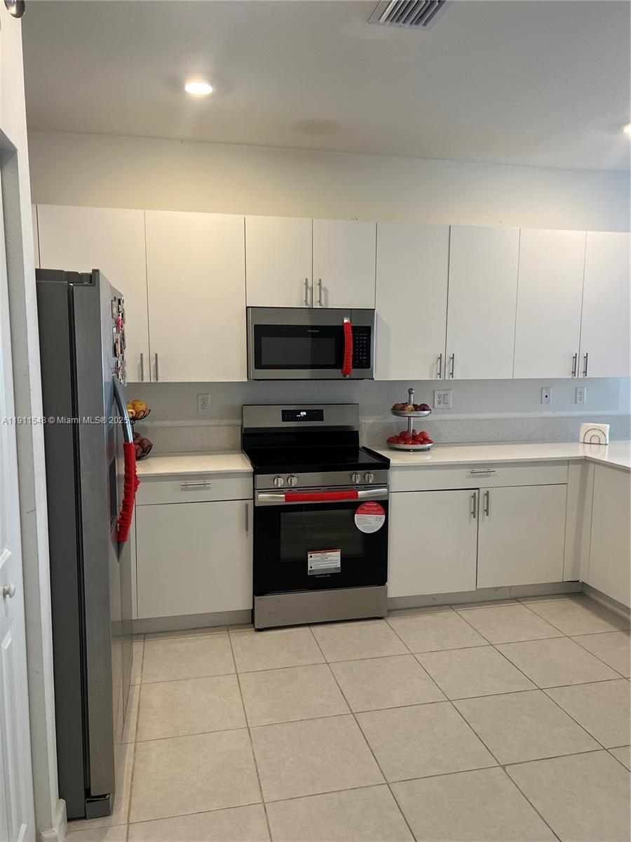 STEIN ASSEMBLAGE - Residential Lease