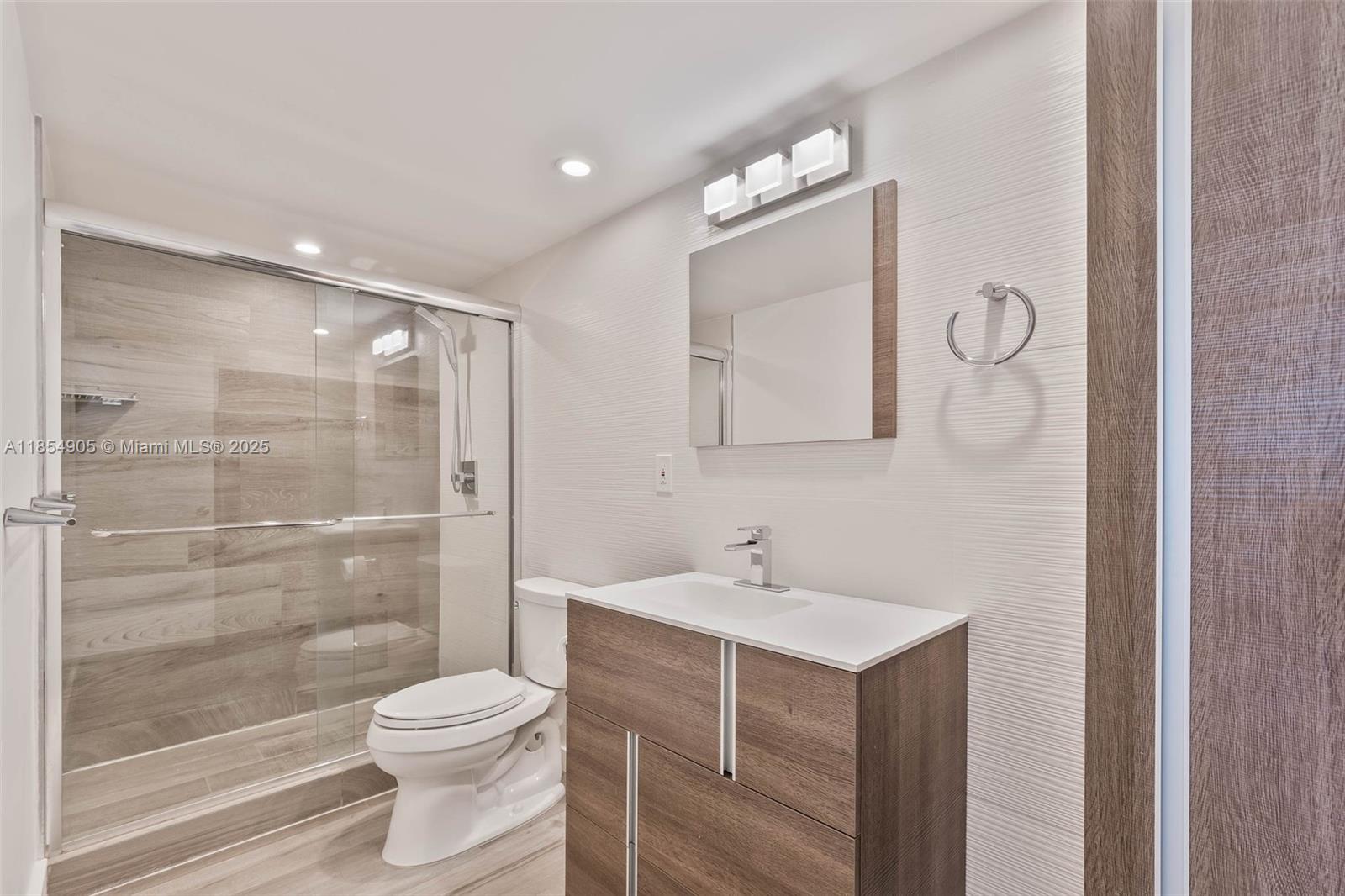 GABLES WATERWAY TOWERS CO - Residential Lease