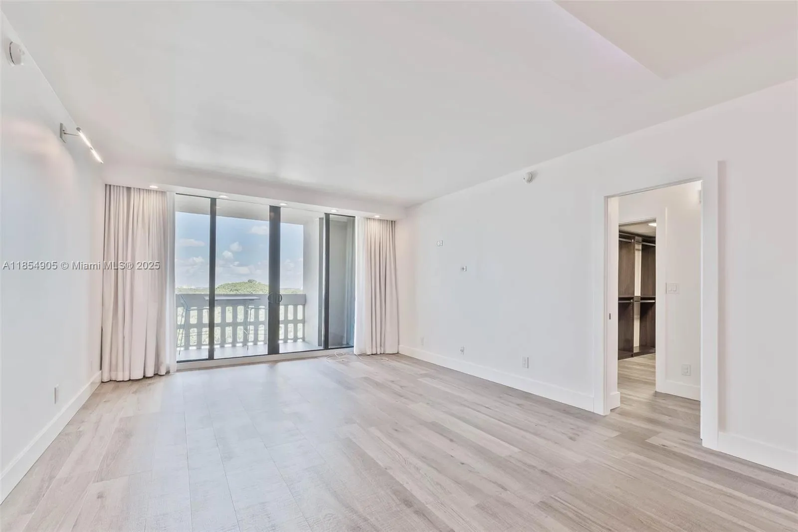 Coral Gables, Florida 33133, United States, 2 Bedrooms Bedrooms, ,2 BathroomsBathrooms,Residential,Active,186978