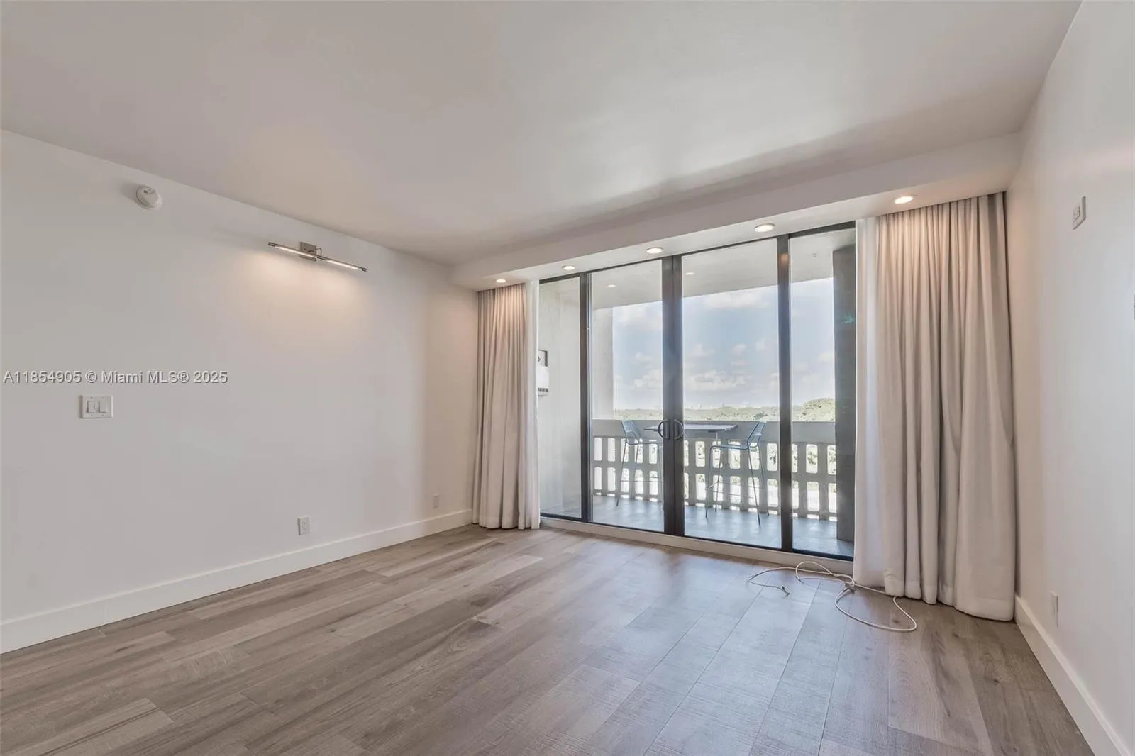 Coral Gables, Florida 33133, United States, 2 Bedrooms Bedrooms, ,2 BathroomsBathrooms,Residential,Active,186978