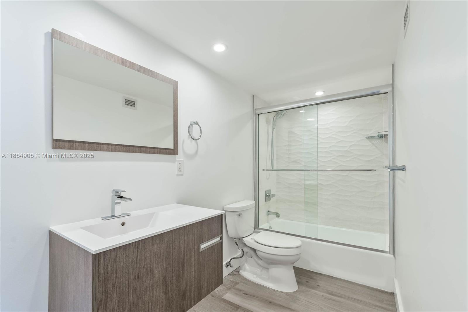 GABLES WATERWAY TOWERS CO - Residential Lease