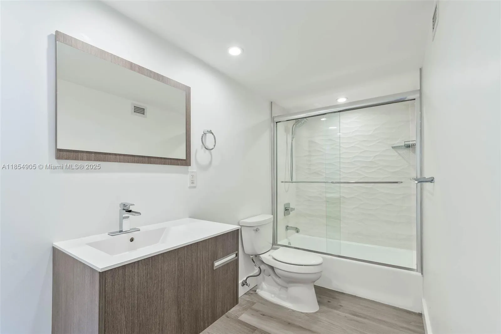 Coral Gables, Florida 33133, United States, 2 Bedrooms Bedrooms, ,2 BathroomsBathrooms,Residential,Active,186978