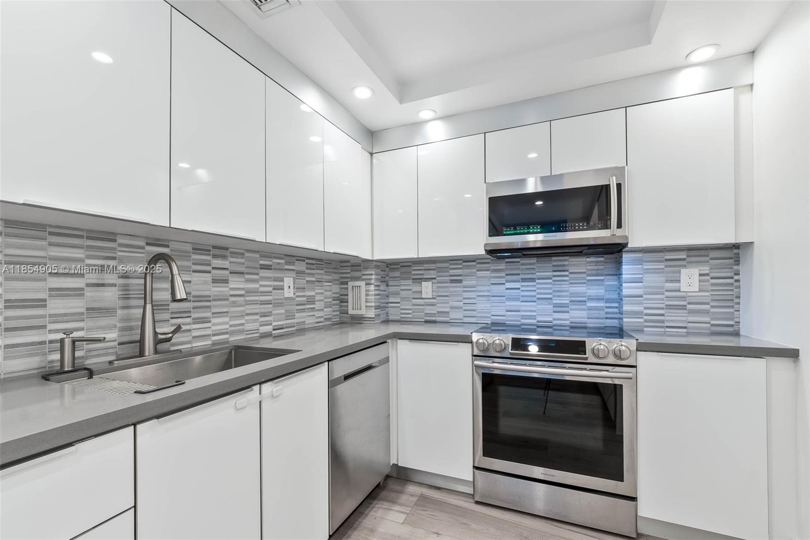 GABLES WATERWAY TOWERS CO - Residential Lease