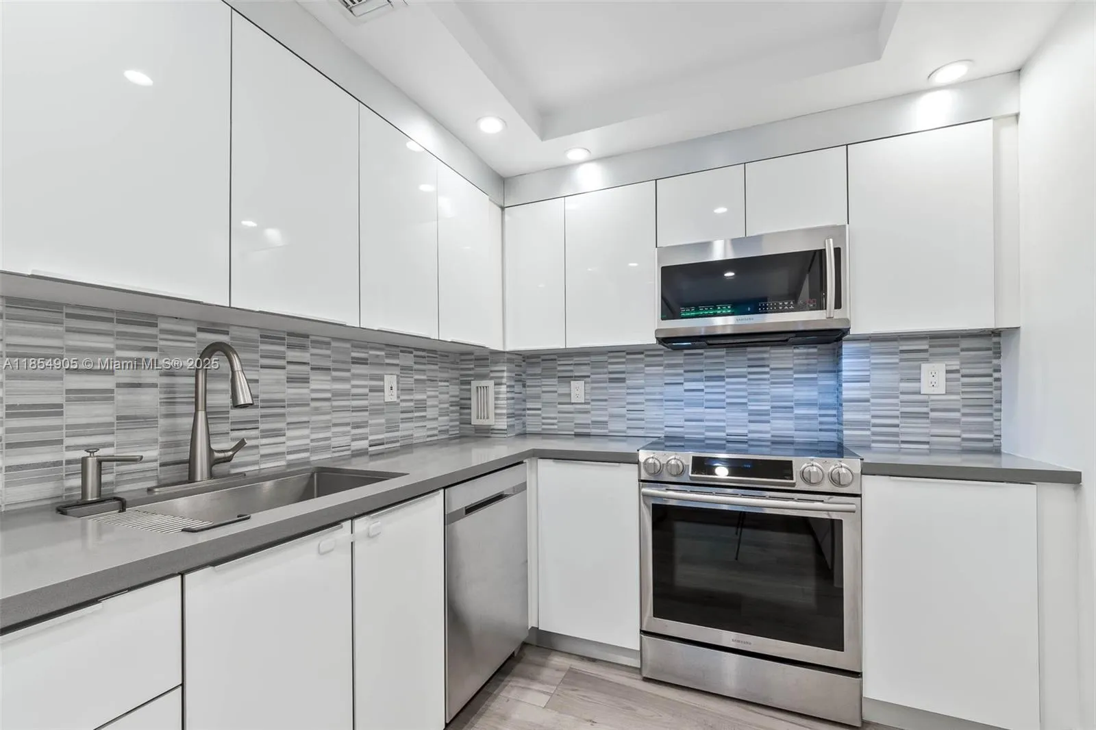 Coral Gables, Florida 33133, United States, 2 Bedrooms Bedrooms, ,2 BathroomsBathrooms,Residential,Active,186978