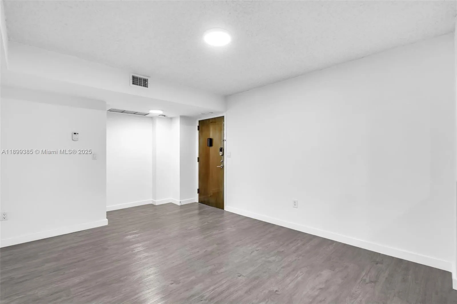 Miami, Florida 33129, United States, 1 Bedroom Bedrooms, ,2 BathroomsBathrooms,Residential,Active,230538
