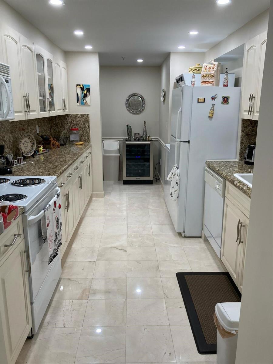 PORTUGAL TOWERS CONDO - Residential