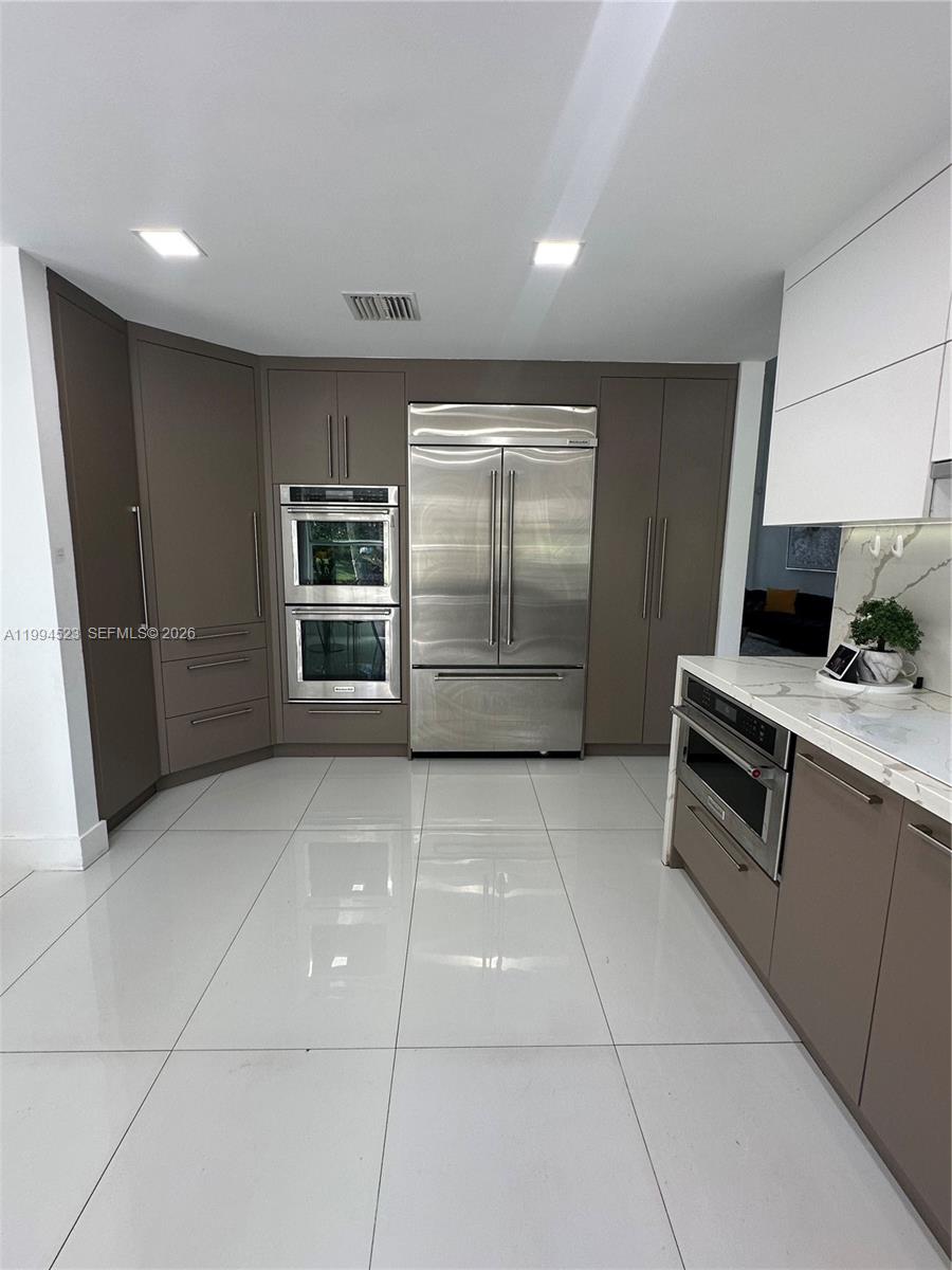 HOLLYWOOD LAKES COUNTRY C - Residential