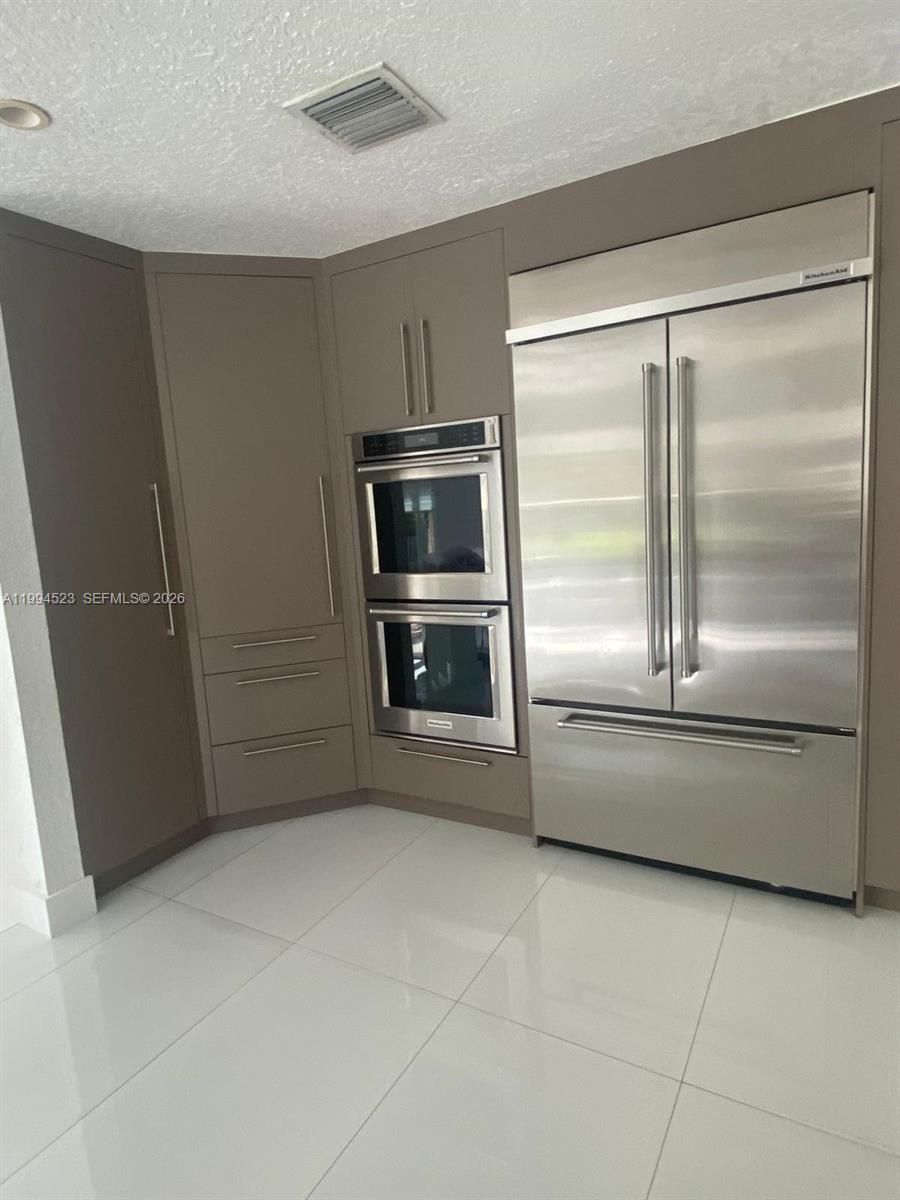 HOLLYWOOD LAKES COUNTRY C - Residential