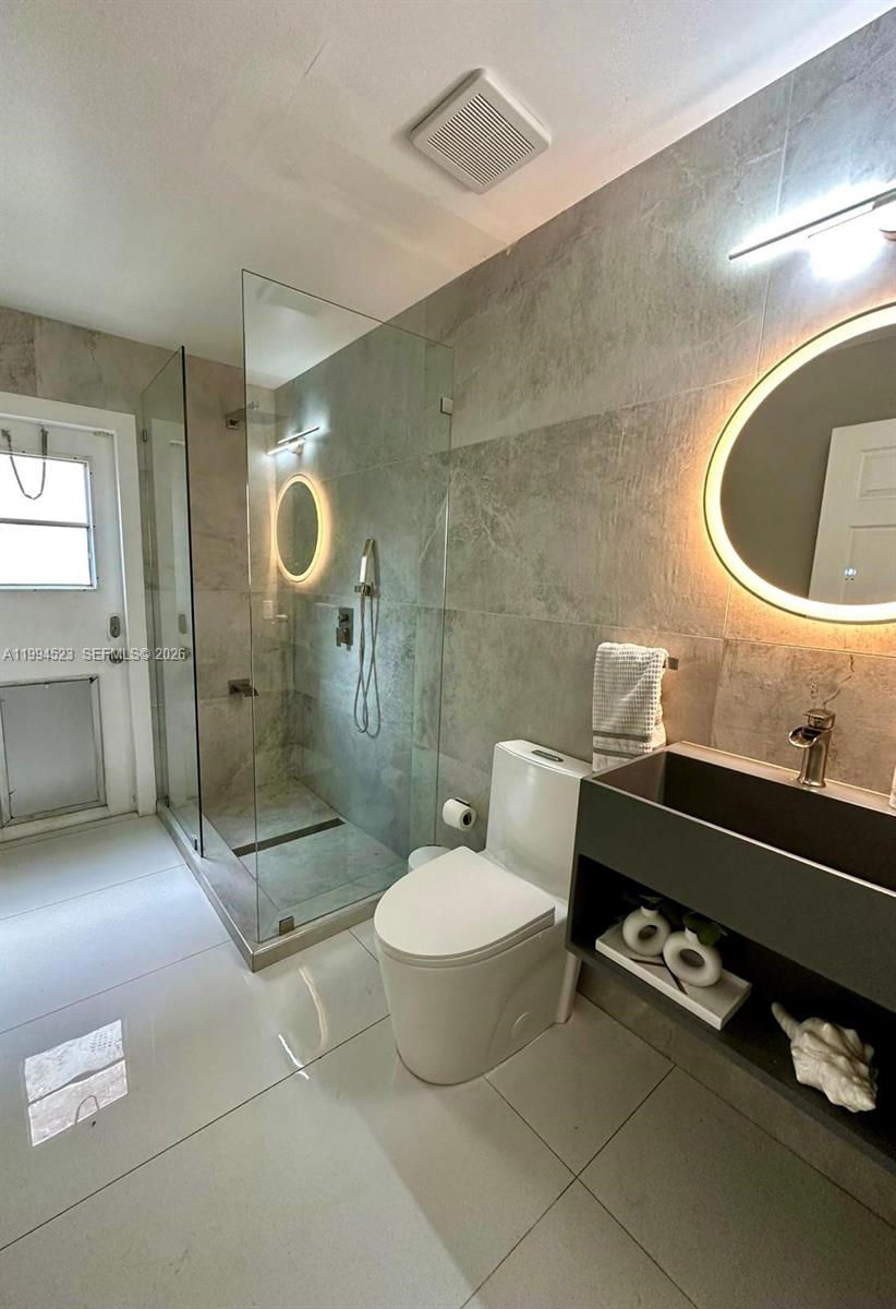 HOLLYWOOD LAKES COUNTRY C - Residential