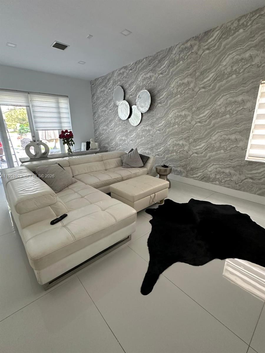 HOLLYWOOD LAKES COUNTRY C - Residential