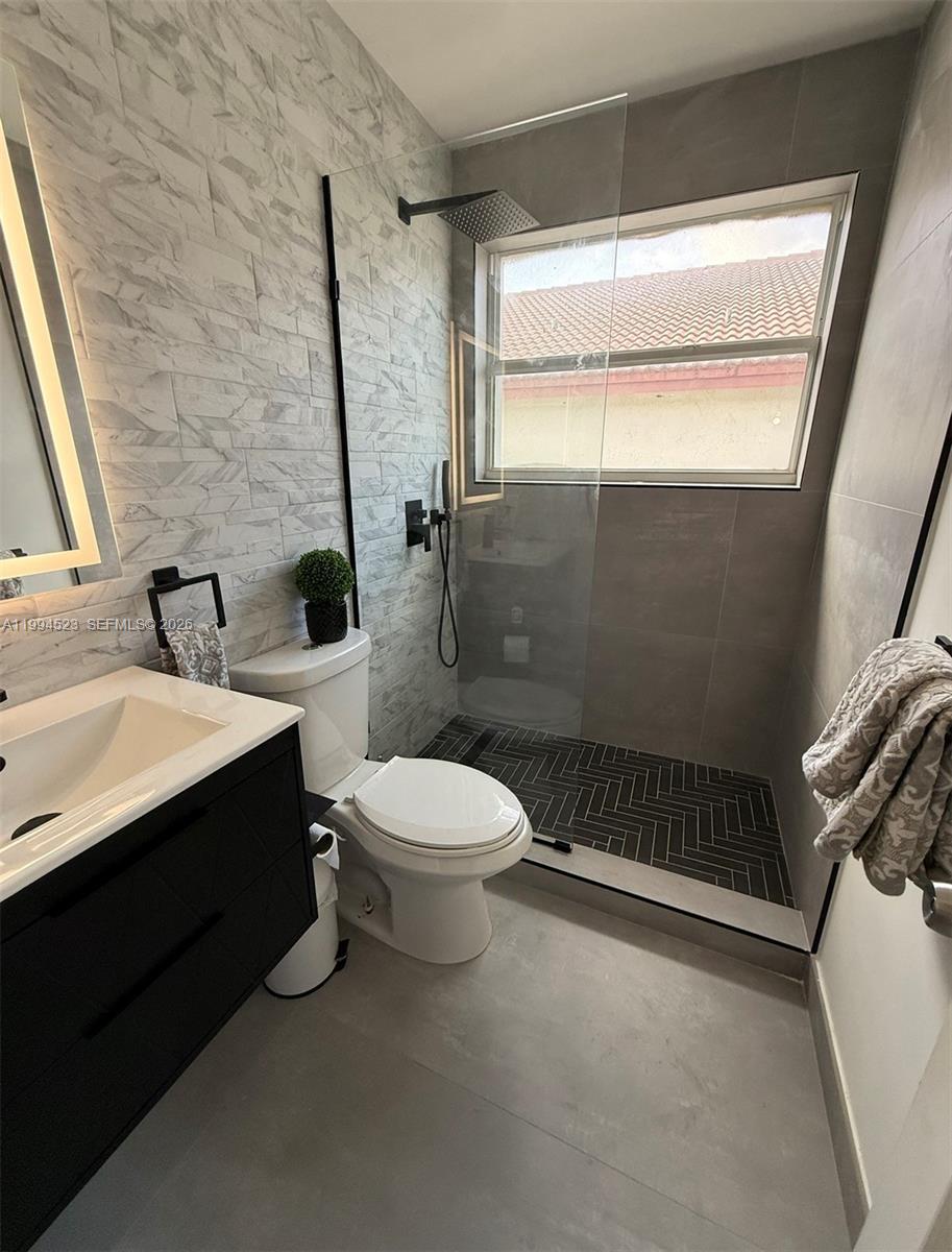 HOLLYWOOD LAKES COUNTRY C - Residential