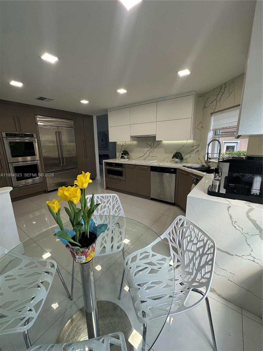 HOLLYWOOD LAKES COUNTRY C - Residential