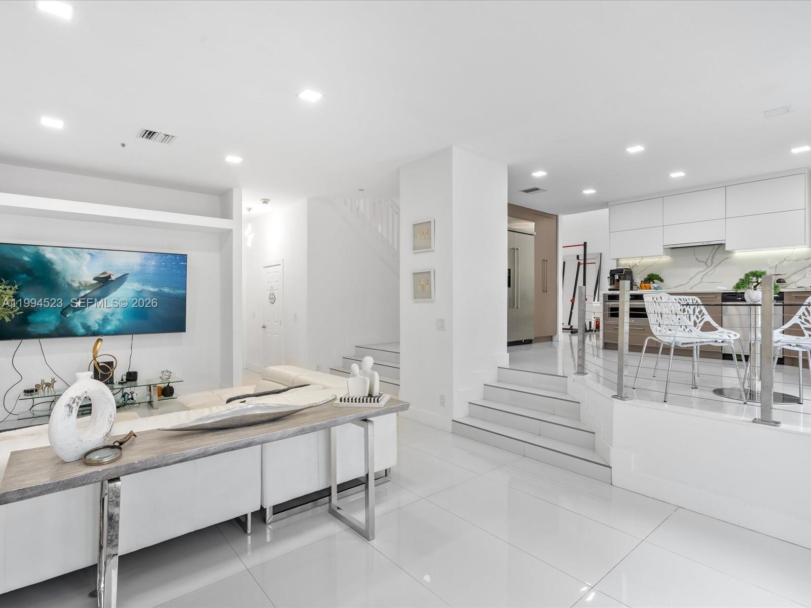 HOLLYWOOD LAKES COUNTRY C - Residential