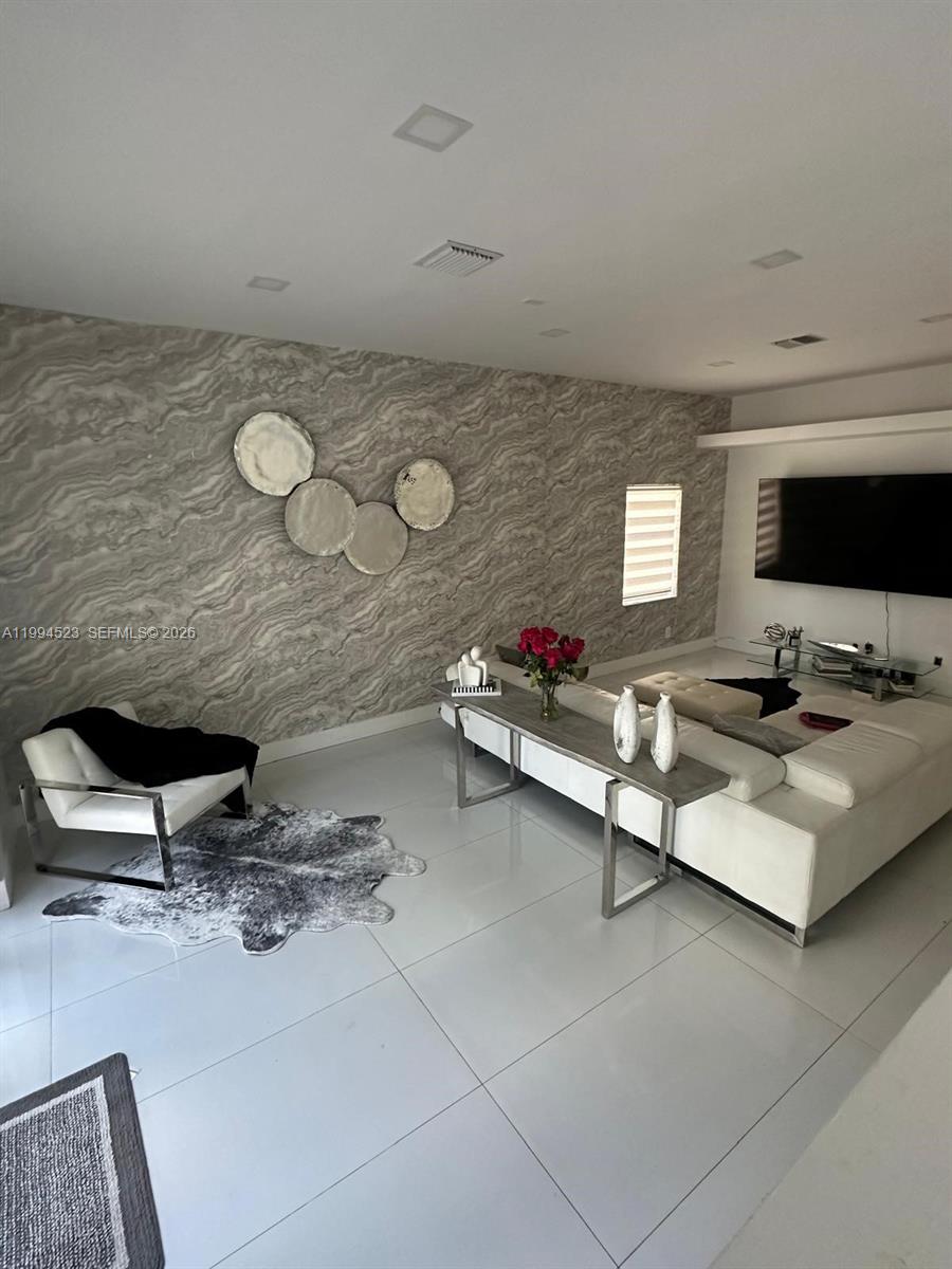 HOLLYWOOD LAKES COUNTRY C - Residential