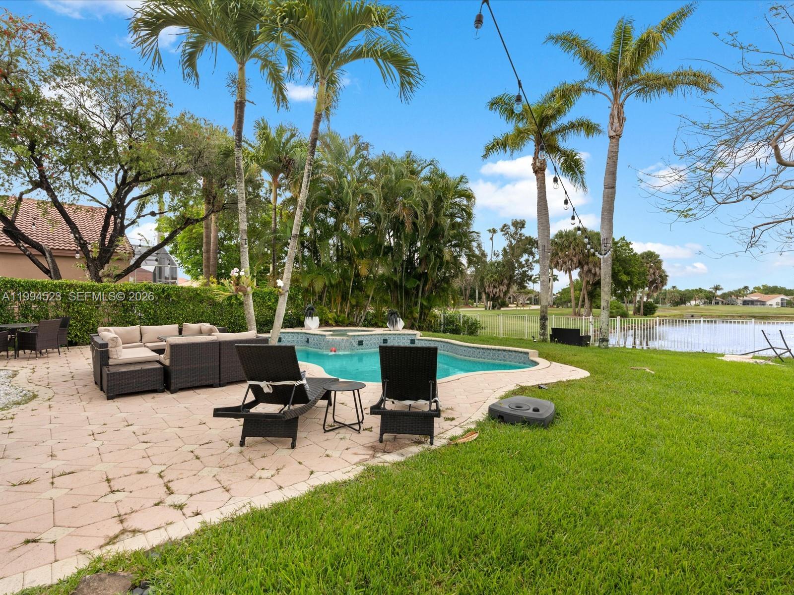 HOLLYWOOD LAKES COUNTRY C - Residential