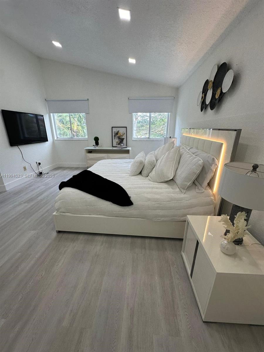 HOLLYWOOD LAKES COUNTRY C - Residential