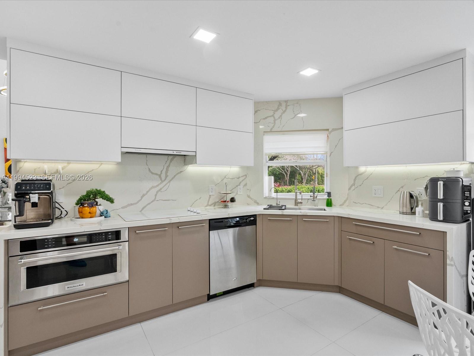 HOLLYWOOD LAKES COUNTRY C - Residential