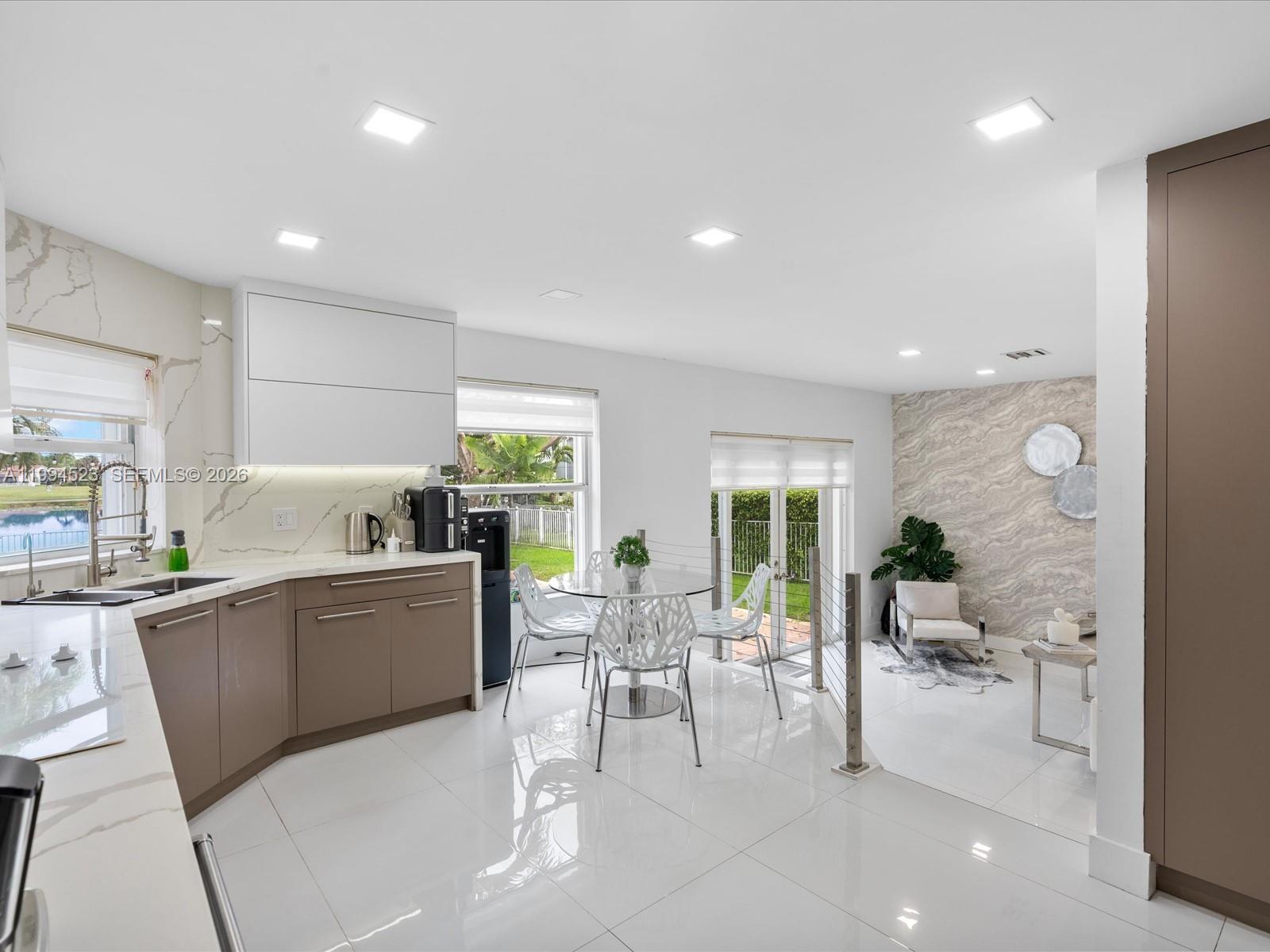 HOLLYWOOD LAKES COUNTRY C - Residential