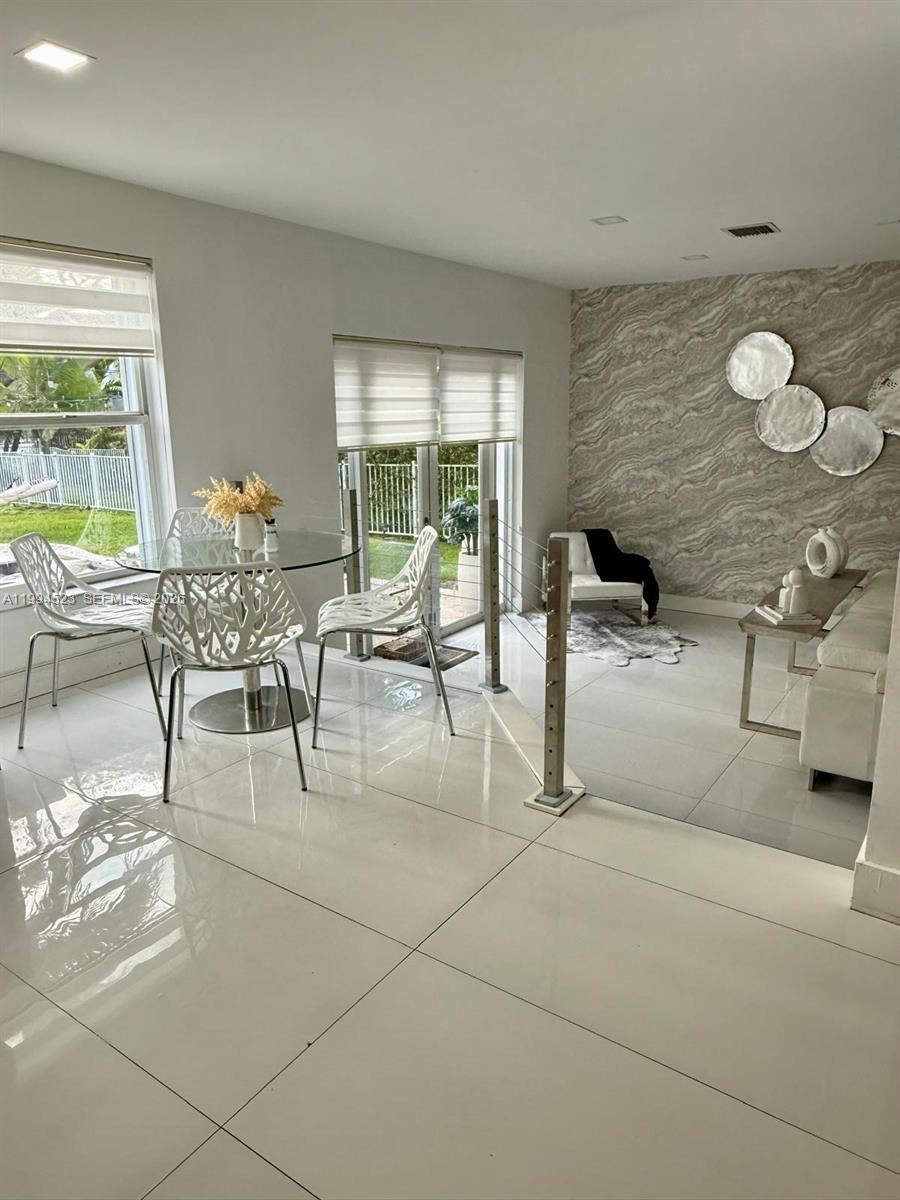 HOLLYWOOD LAKES COUNTRY C - Residential