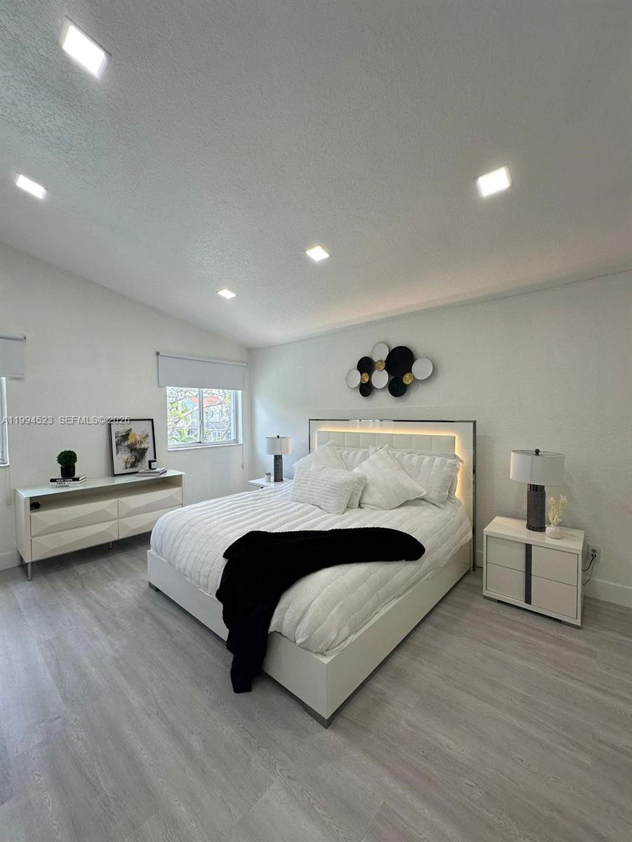 HOLLYWOOD LAKES COUNTRY C - Residential