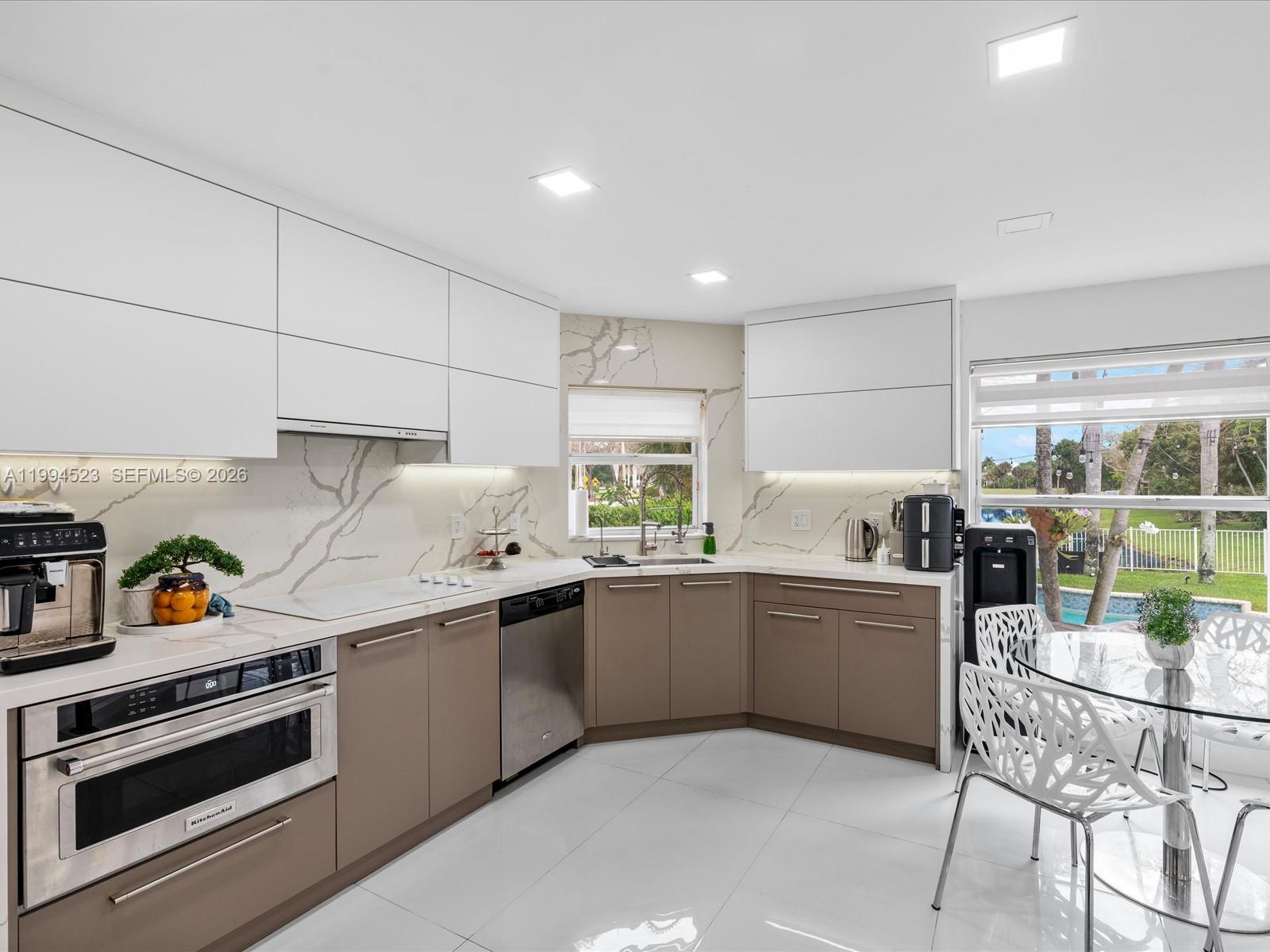 HOLLYWOOD LAKES COUNTRY C - Residential
