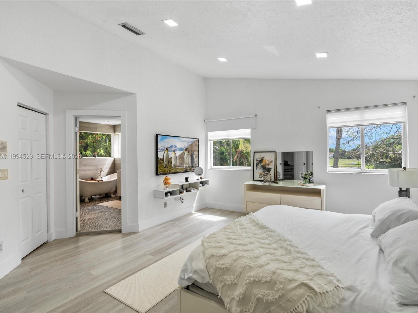HOLLYWOOD LAKES COUNTRY C - Residential