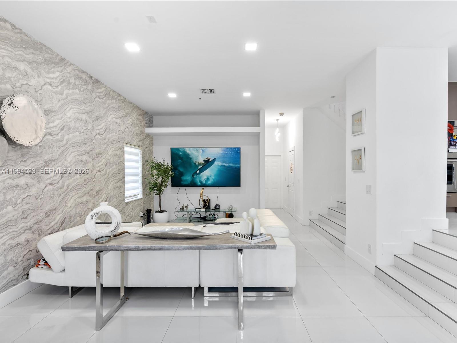 HOLLYWOOD LAKES COUNTRY C - Residential