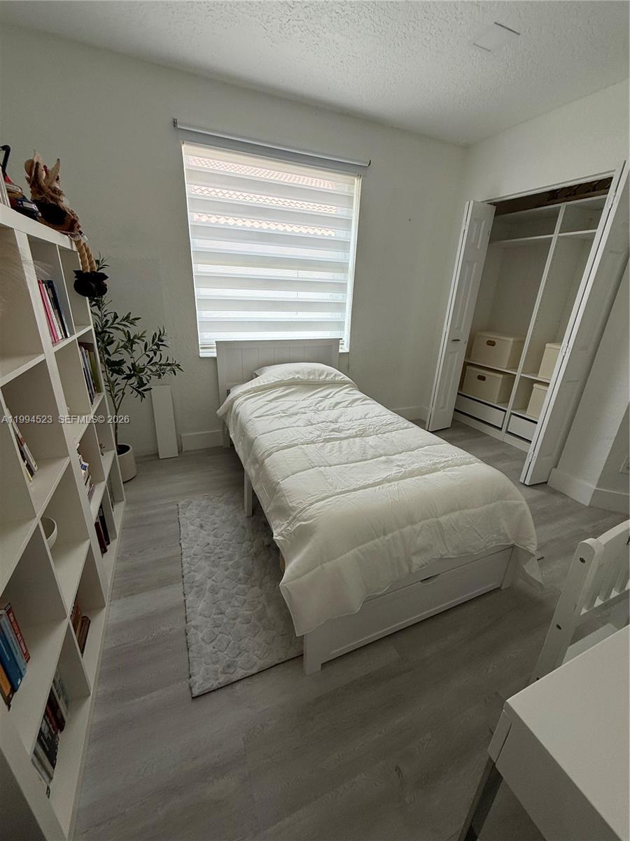 HOLLYWOOD LAKES COUNTRY C - Residential