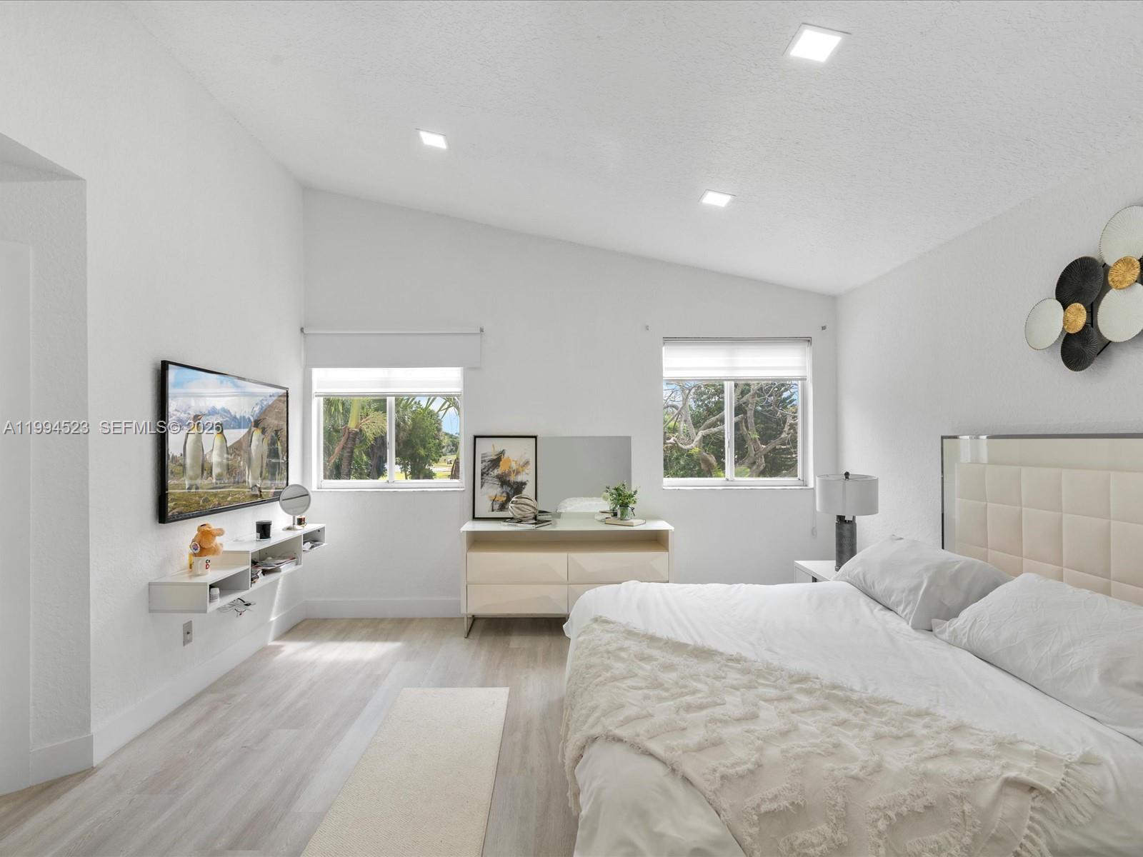 HOLLYWOOD LAKES COUNTRY C - Residential