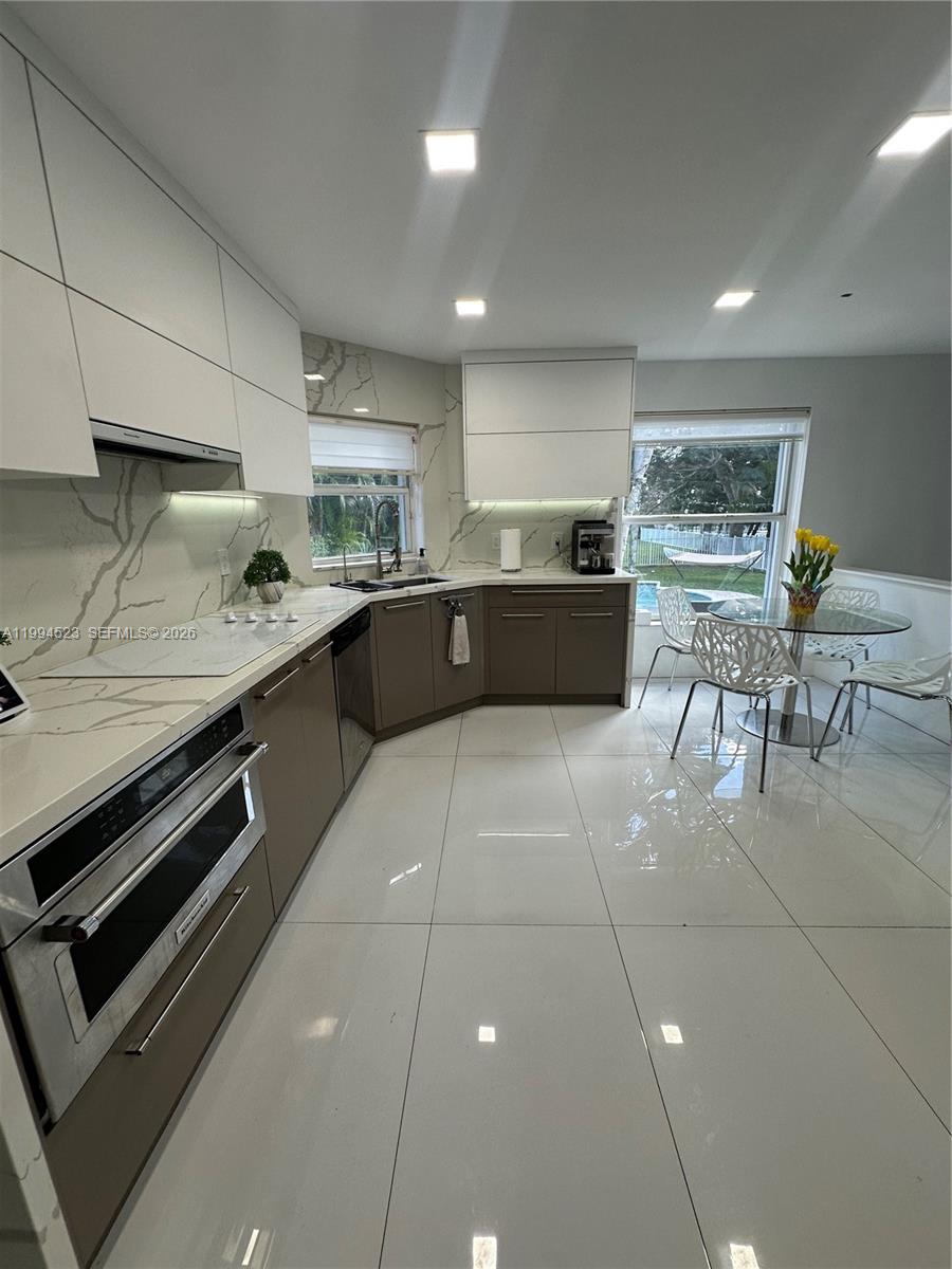 HOLLYWOOD LAKES COUNTRY C - Residential