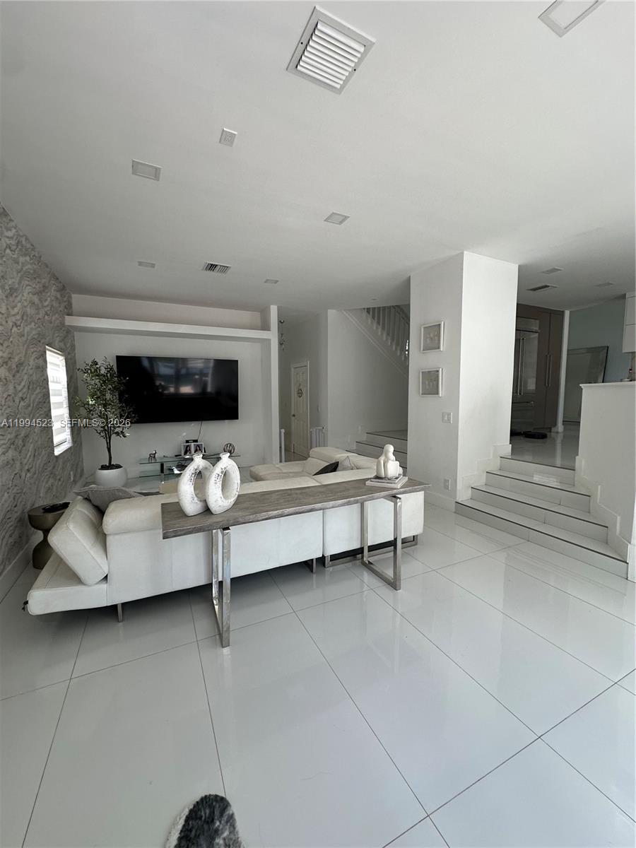 HOLLYWOOD LAKES COUNTRY C - Residential