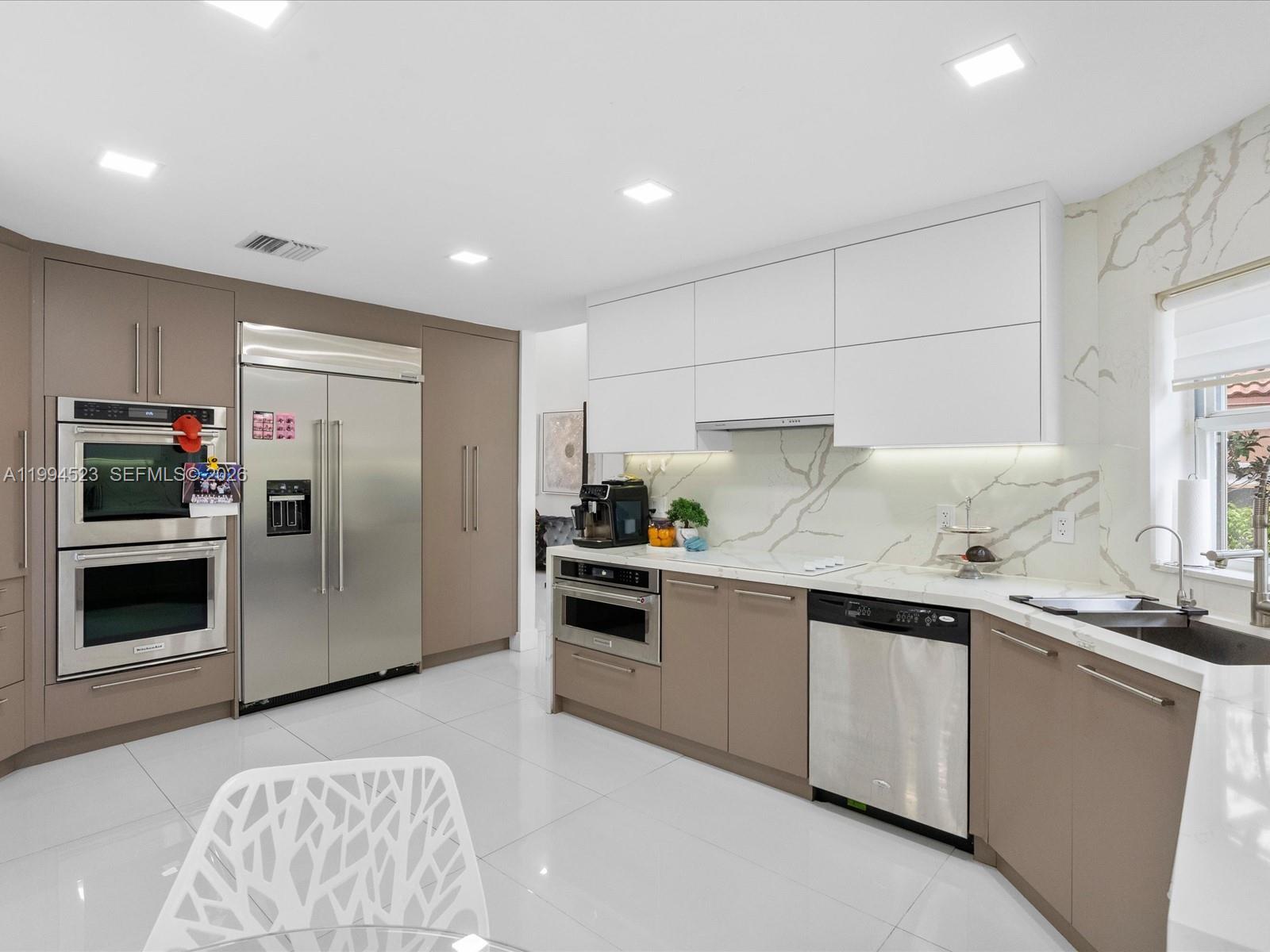 HOLLYWOOD LAKES COUNTRY C - Residential