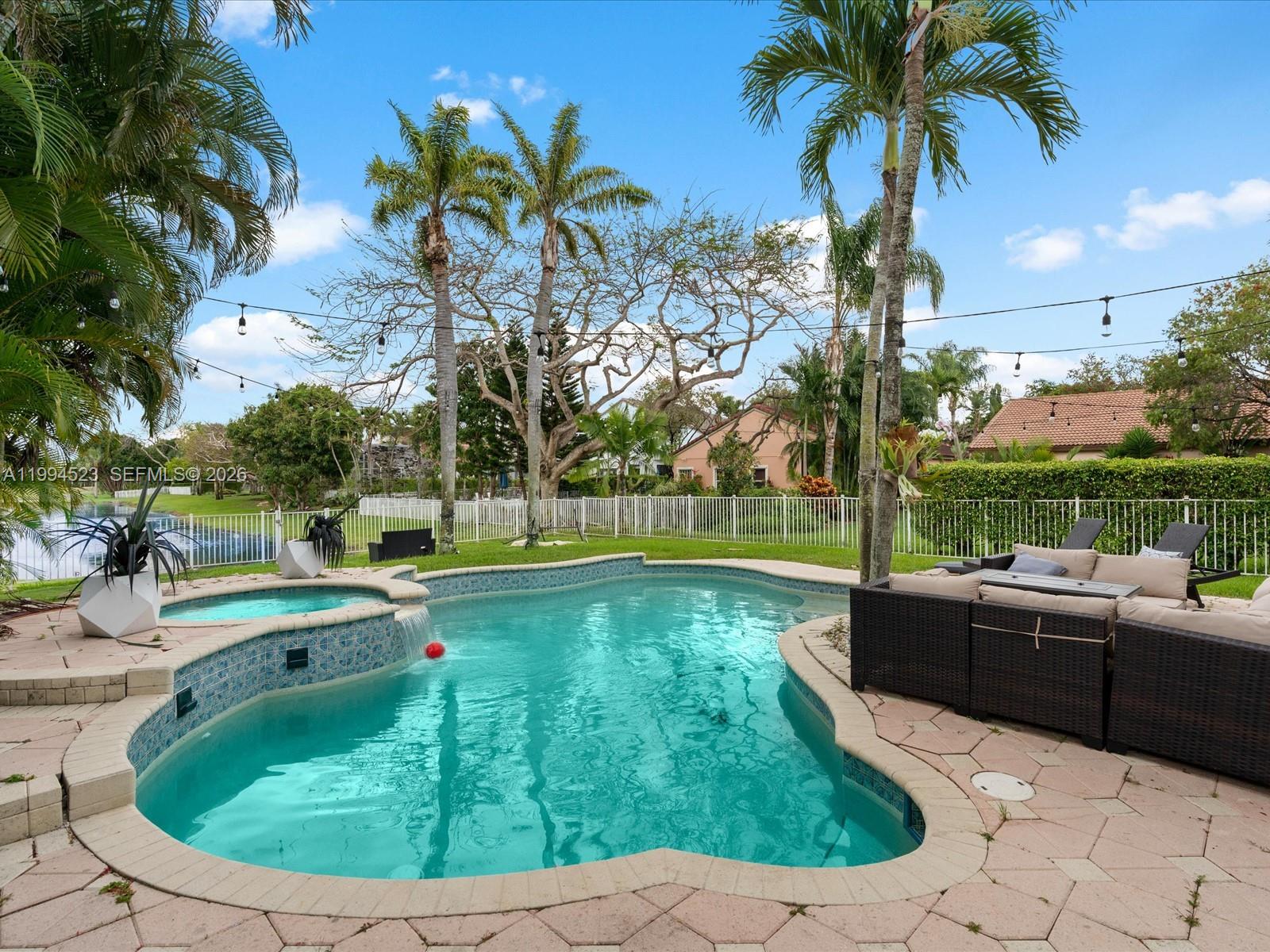 HOLLYWOOD LAKES COUNTRY C - Residential