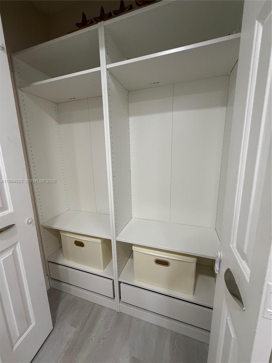 HOLLYWOOD LAKES COUNTRY C - Residential