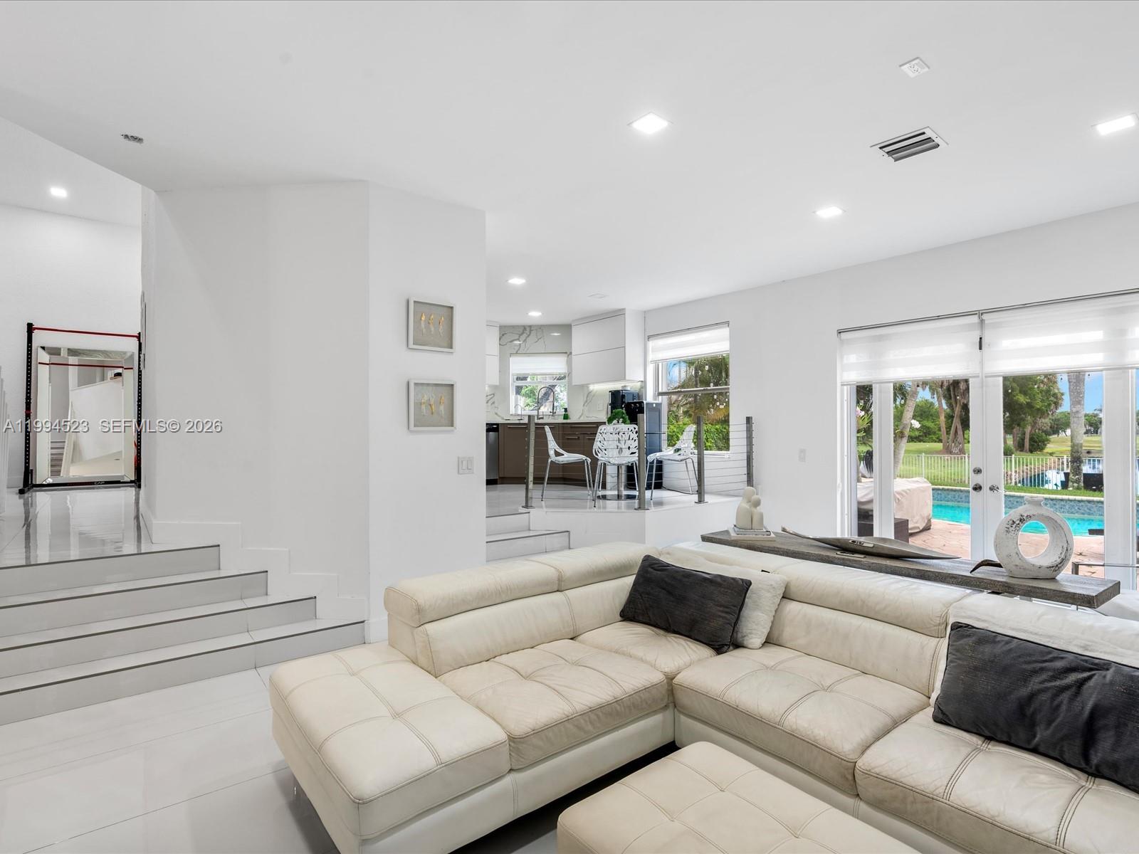 HOLLYWOOD LAKES COUNTRY C - Residential