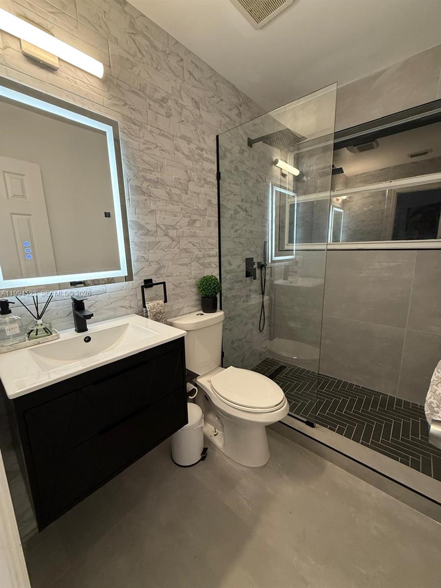 HOLLYWOOD LAKES COUNTRY C - Residential