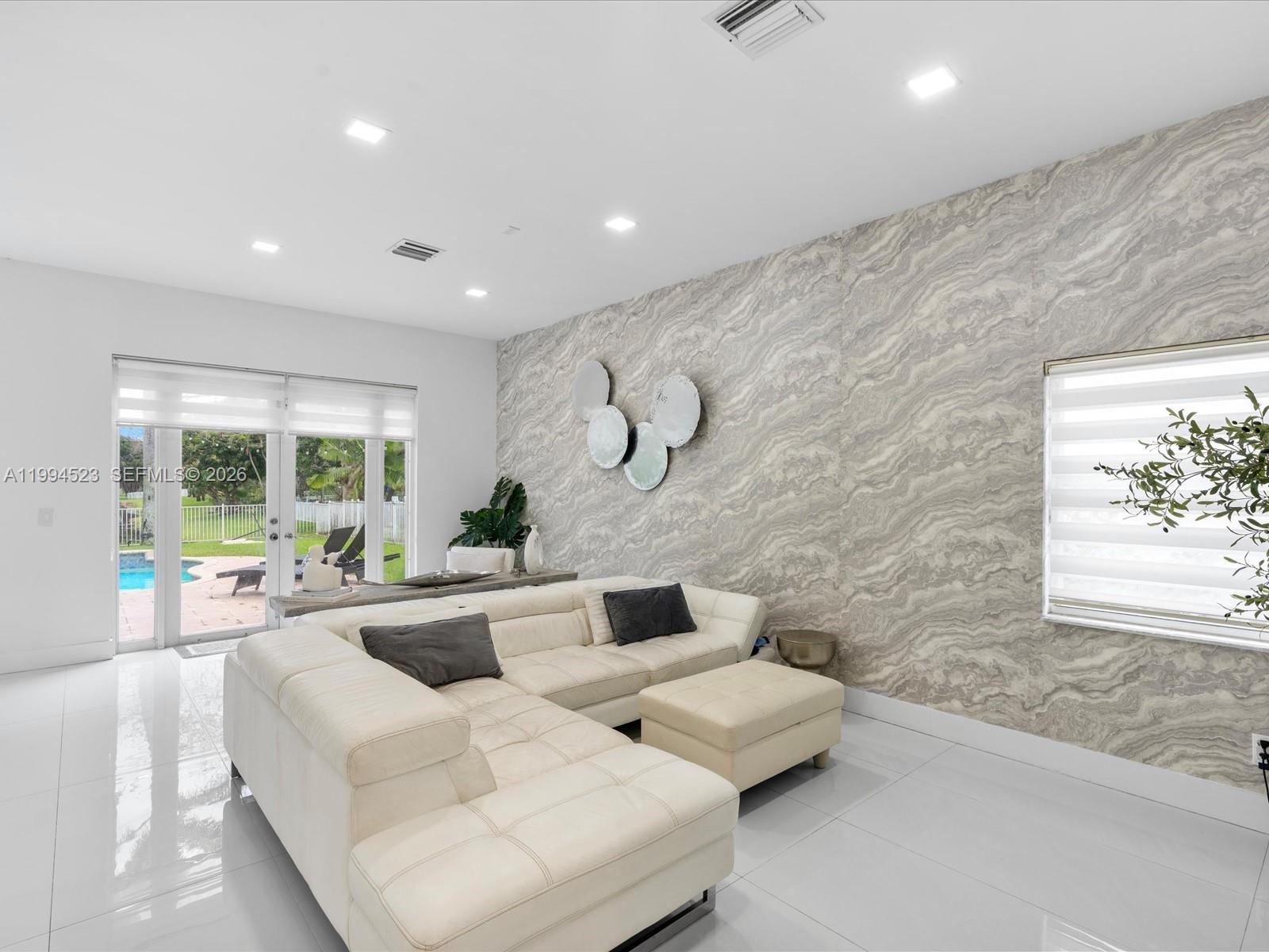 HOLLYWOOD LAKES COUNTRY C - Residential