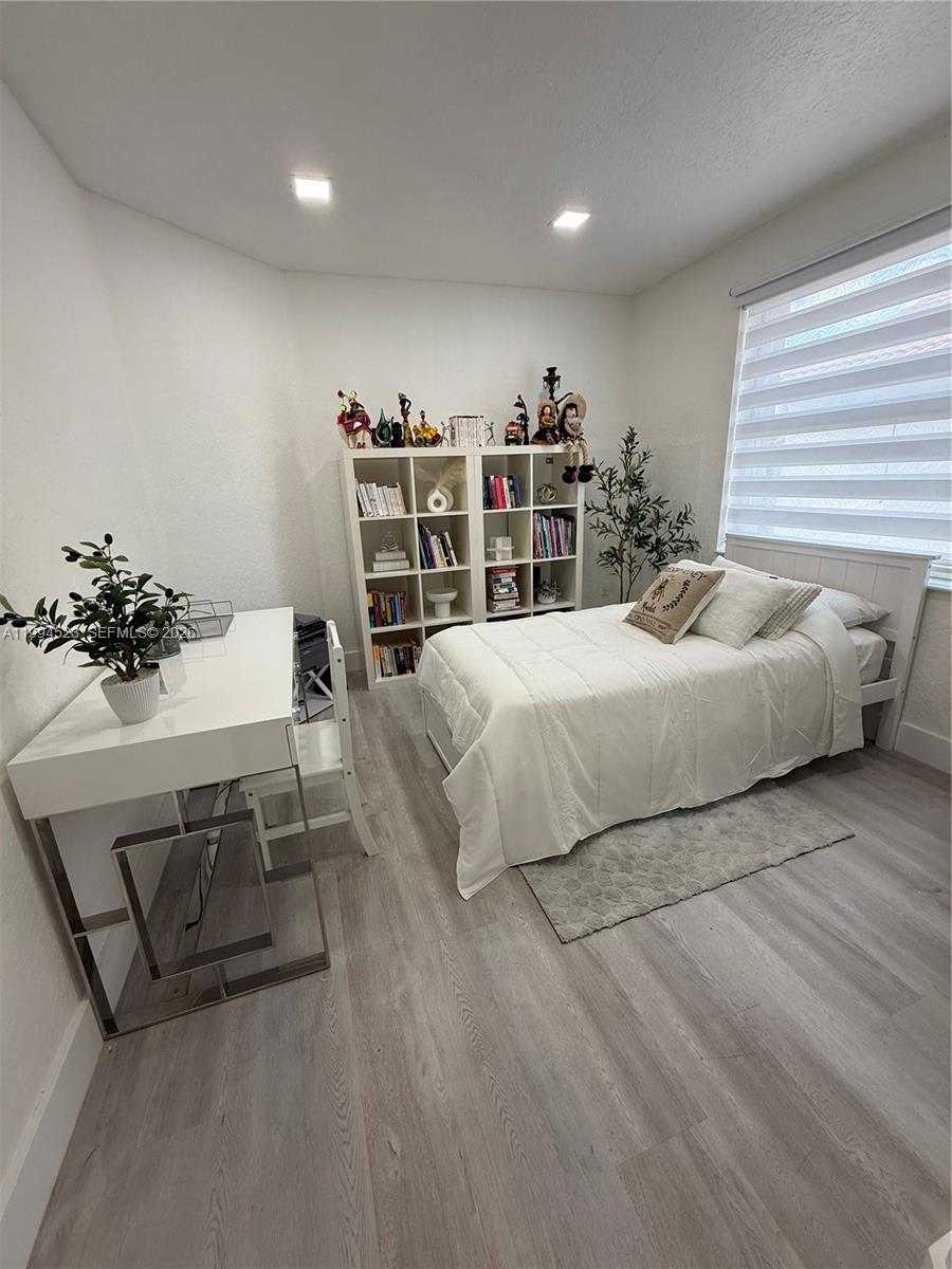 HOLLYWOOD LAKES COUNTRY C - Residential